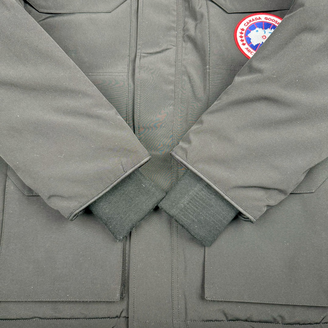图片[10]-＃CG CANADA GOOSE Expedition 4660M 加拿大鹅08远征款派克大衣羽绒服 行业标杆 国内羽绒服天花板 全新改版 升级大量细节 完美还原ZP 大到面料毛领羽绒 小到一针一线一个纽扣都是肉眼可见的细节 市面最接近ZP版本 欢迎客户对比 同行指导 1.今年羽绒依然采用国标80白鸭绒 填充450g（机器格充 电脑设定数值 每件充绒误差不超过10g）不混绒 随意拆开送检！ 2.独家定制18支面料 ZP一致 采用“Arctic Tech”面料技术外层面料是84.5%的聚酯纤维15.5%棉 里料为100%棉纶 垫料为100%聚酯纤维 持久防水防风抗寒保暖 3.里布采用40D Nylon AC油性胶 单染5级牢度 领口绒布采用原厂高密度丝光绒 口袋布使用弹性高密度摇粒绒 柔软亲肤 胆布采用330T全涤防绒7号针杜绝跑绒 如有跑绒直接白送 4.日本进口JUKI（重机）大型缝纫机专业打枣锁边 完全遵循正品整件衣服106个枣 全身加固 每个枣长度遵循正品 固定1-1.1cm 密度和长度均与正品相同 5.吉田YKK原厂拉链 Y形双勾魔术贴 袖口采用定制加厚无缝螺纹 今年袖口螺纹添加高弹氨纶金丝 增加弹性和强度 大到面料 胆布 小到纽扣 抽绳 全部原版定制开发 对标正品 6.进口田岛刺绣机机定制万针刺绣胸标 图案饱满立体 无限接近正品 7.毛领为加拿大进口西郊狼皮制作 春季购入万条顶级毛领 毛领宽度14cm 长度55cm 今年冬天整季毛领品质都会稳定如一 杜绝中后期毛领品质参差不齐情况 8.包装采用立体手提袋包装 卡片一应俱全 送人 自留更有排面 9.所有细节均参照22年最新版正品1：1打板复刻 区别市面错版 “一眼假” 尺码：XS S M L XL XXL-选品中心