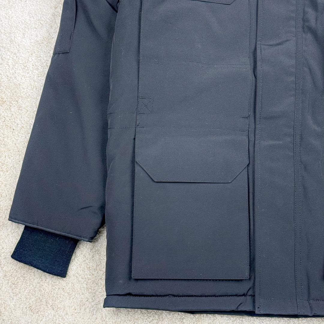 图片[5]-＃CG CANADA GOOSE Expedition 4660M 加拿大鹅08远征款派克大衣羽绒服 行业标杆 国内羽绒服天花板 全新改版 升级大量细节 完美还原ZP 大到面料毛领羽绒 小到一针一线一个纽扣都是肉眼可见的细节 市面最接近ZP版本 欢迎客户对比 同行指导 1.今年羽绒依然采用国标80白鸭绒 填充450g（机器格充 电脑设定数值 每件充绒误差不超过10g）不混绒 随意拆开送检！ 2.独家定制18支面料 ZP一致 采用“Arctic Tech”面料技术外层面料是84.5%的聚酯纤维15.5%棉 里料为100%棉纶 垫料为100%聚酯纤维 持久防水防风抗寒保暖 3.里布采用40D Nylon AC油性胶 单染5级牢度 领口绒布采用原厂高密度丝光绒 口袋布使用弹性高密度摇粒绒 柔软亲肤 胆布采用330T全涤防绒7号针杜绝跑绒 如有跑绒直接白送 4.日本进口JUKI（重机）大型缝纫机专业打枣锁边 完全遵循正品整件衣服106个枣 全身加固 每个枣长度遵循正品 固定1-1.1cm 密度和长度均与正品相同 5.吉田YKK原厂拉链 Y形双勾魔术贴 袖口采用定制加厚无缝螺纹 今年袖口螺纹添加高弹氨纶金丝 增加弹性和强度 大到面料 胆布 小到纽扣 抽绳 全部原版定制开发 对标正品 6.进口田岛刺绣机机定制万针刺绣胸标 图案饱满立体 无限接近正品 7.毛领为加拿大进口西郊狼皮制作 春季购入万条顶级毛领 毛领宽度14cm 长度55cm 今年冬天整季毛领品质都会稳定如一 杜绝中后期毛领品质参差不齐情况 8.包装采用立体手提袋包装 卡片一应俱全 送人 自留更有排面 9.所有细节均参照22年最新版正品1：1打板复刻 区别市面错版 “一眼假” 尺码：XS S M L XL XXL-选品中心