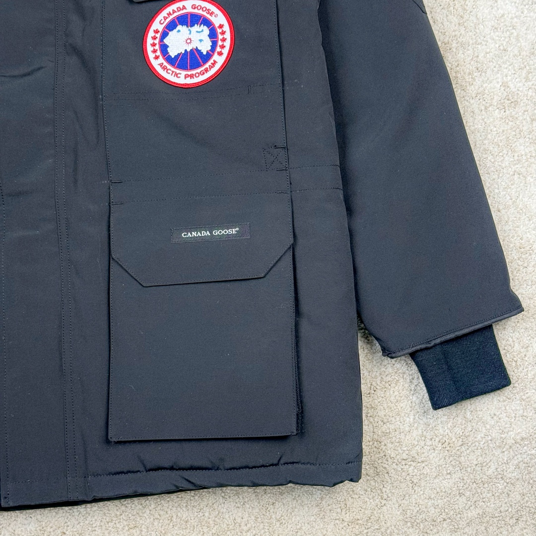 图片[6]-＃CG CANADA GOOSE Expedition 4660M 加拿大鹅08远征款派克大衣羽绒服 行业标杆 国内羽绒服天花板 全新改版 升级大量细节 完美还原ZP 大到面料毛领羽绒 小到一针一线一个纽扣都是肉眼可见的细节 市面最接近ZP版本 欢迎客户对比 同行指导 1.今年羽绒依然采用国标80白鸭绒 填充450g（机器格充 电脑设定数值 每件充绒误差不超过10g）不混绒 随意拆开送检！ 2.独家定制18支面料 ZP一致 采用“Arctic Tech”面料技术外层面料是84.5%的聚酯纤维15.5%棉 里料为100%棉纶 垫料为100%聚酯纤维 持久防水防风抗寒保暖 3.里布采用40D Nylon AC油性胶 单染5级牢度 领口绒布采用原厂高密度丝光绒 口袋布使用弹性高密度摇粒绒 柔软亲肤 胆布采用330T全涤防绒7号针杜绝跑绒 如有跑绒直接白送 4.日本进口JUKI（重机）大型缝纫机专业打枣锁边 完全遵循正品整件衣服106个枣 全身加固 每个枣长度遵循正品 固定1-1.1cm 密度和长度均与正品相同 5.吉田YKK原厂拉链 Y形双勾魔术贴 袖口采用定制加厚无缝螺纹 今年袖口螺纹添加高弹氨纶金丝 增加弹性和强度 大到面料 胆布 小到纽扣 抽绳 全部原版定制开发 对标正品 6.进口田岛刺绣机机定制万针刺绣胸标 图案饱满立体 无限接近正品 7.毛领为加拿大进口西郊狼皮制作 春季购入万条顶级毛领 毛领宽度14cm 长度55cm 今年冬天整季毛领品质都会稳定如一 杜绝中后期毛领品质参差不齐情况 8.包装采用立体手提袋包装 卡片一应俱全 送人 自留更有排面 9.所有细节均参照22年最新版正品1：1打板复刻 区别市面错版 “一眼假” 尺码：XS S M L XL XXL-选品中心