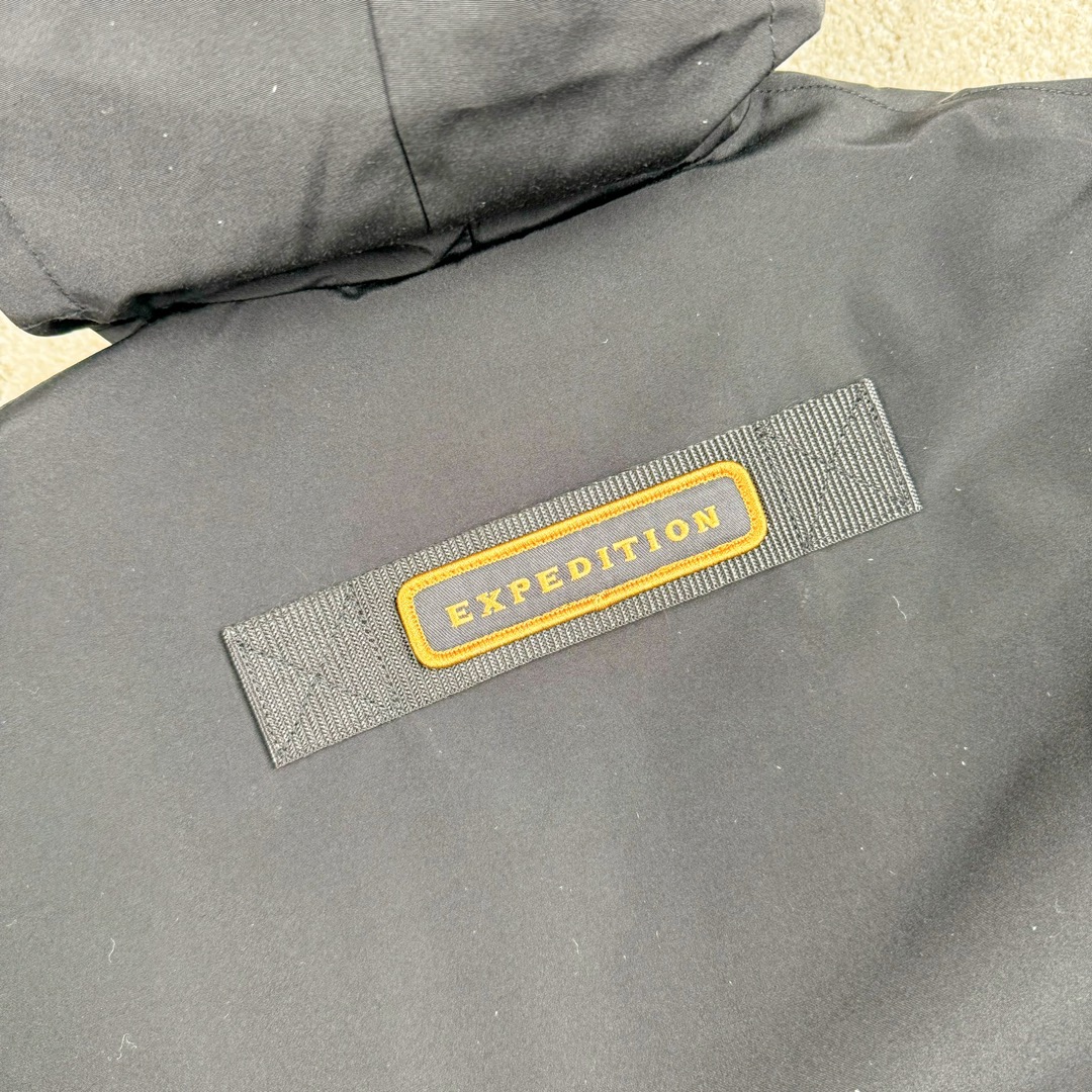 图片[11]-＃CG CANADA GOOSE Expedition 4660M 加拿大鹅08远征款派克大衣羽绒服 行业标杆 国内羽绒服天花板 全新改版 升级大量细节 完美还原ZP 大到面料毛领羽绒 小到一针一线一个纽扣都是肉眼可见的细节 市面最接近ZP版本 欢迎客户对比 同行指导 1.今年羽绒依然采用国标80白鸭绒 填充450g（机器格充 电脑设定数值 每件充绒误差不超过10g）不混绒 随意拆开送检！ 2.独家定制18支面料 ZP一致 采用“Arctic Tech”面料技术外层面料是84.5%的聚酯纤维15.5%棉 里料为100%棉纶 垫料为100%聚酯纤维 持久防水防风抗寒保暖 3.里布采用40D Nylon AC油性胶 单染5级牢度 领口绒布采用原厂高密度丝光绒 口袋布使用弹性高密度摇粒绒 柔软亲肤 胆布采用330T全涤防绒7号针杜绝跑绒 如有跑绒直接白送 4.日本进口JUKI（重机）大型缝纫机专业打枣锁边 完全遵循正品整件衣服106个枣 全身加固 每个枣长度遵循正品 固定1-1.1cm 密度和长度均与正品相同 5.吉田YKK原厂拉链 Y形双勾魔术贴 袖口采用定制加厚无缝螺纹 今年袖口螺纹添加高弹氨纶金丝 增加弹性和强度 大到面料 胆布 小到纽扣 抽绳 全部原版定制开发 对标正品 6.进口田岛刺绣机机定制万针刺绣胸标 图案饱满立体 无限接近正品 7.毛领为加拿大进口西郊狼皮制作 春季购入万条顶级毛领 毛领宽度14cm 长度55cm 今年冬天整季毛领品质都会稳定如一 杜绝中后期毛领品质参差不齐情况 8.包装采用立体手提袋包装 卡片一应俱全 送人 自留更有排面 9.所有细节均参照22年最新版正品1：1打板复刻 区别市面错版 “一眼假” 尺码：XS S M L XL XXL-选品中心