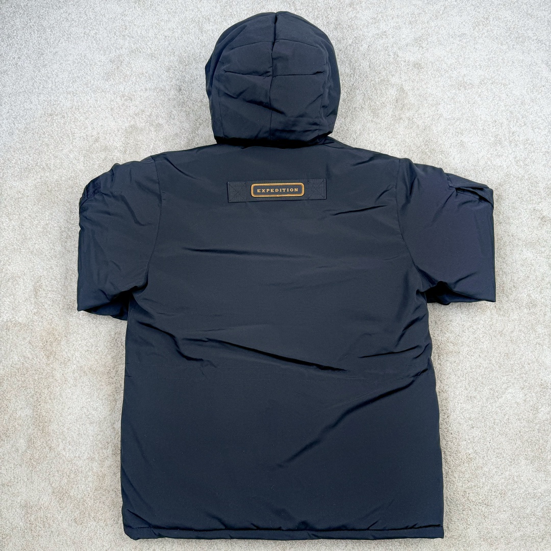 图片[2]-＃CG CANADA GOOSE Expedition 4660M 加拿大鹅08远征款派克大衣羽绒服 行业标杆 国内羽绒服天花板 全新改版 升级大量细节 完美还原ZP 大到面料毛领羽绒 小到一针一线一个纽扣都是肉眼可见的细节 市面最接近ZP版本 欢迎客户对比 同行指导 1.今年羽绒依然采用国标80白鸭绒 填充450g（机器格充 电脑设定数值 每件充绒误差不超过10g）不混绒 随意拆开送检！ 2.独家定制18支面料 ZP一致 采用“Arctic Tech”面料技术外层面料是84.5%的聚酯纤维15.5%棉 里料为100%棉纶 垫料为100%聚酯纤维 持久防水防风抗寒保暖 3.里布采用40D Nylon AC油性胶 单染5级牢度 领口绒布采用原厂高密度丝光绒 口袋布使用弹性高密度摇粒绒 柔软亲肤 胆布采用330T全涤防绒7号针杜绝跑绒 如有跑绒直接白送 4.日本进口JUKI（重机）大型缝纫机专业打枣锁边 完全遵循正品整件衣服106个枣 全身加固 每个枣长度遵循正品 固定1-1.1cm 密度和长度均与正品相同 5.吉田YKK原厂拉链 Y形双勾魔术贴 袖口采用定制加厚无缝螺纹 今年袖口螺纹添加高弹氨纶金丝 增加弹性和强度 大到面料 胆布 小到纽扣 抽绳 全部原版定制开发 对标正品 6.进口田岛刺绣机机定制万针刺绣胸标 图案饱满立体 无限接近正品 7.毛领为加拿大进口西郊狼皮制作 春季购入万条顶级毛领 毛领宽度14cm 长度55cm 今年冬天整季毛领品质都会稳定如一 杜绝中后期毛领品质参差不齐情况 8.包装采用立体手提袋包装 卡片一应俱全 送人 自留更有排面 9.所有细节均参照22年最新版正品1：1打板复刻 区别市面错版 “一眼假” 尺码：XS S M L XL XXL-选品中心