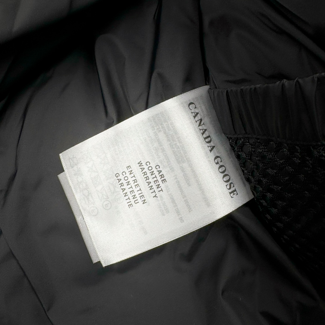 图片[14]-＃CG CANADA GOOSE Expedition 4660M 加拿大鹅08远征款派克大衣羽绒服 行业标杆 国内羽绒服天花板 全新改版 升级大量细节 完美还原ZP 大到面料毛领羽绒 小到一针一线一个纽扣都是肉眼可见的细节 市面最接近ZP版本 欢迎客户对比 同行指导 1.今年羽绒依然采用国标80白鸭绒 填充450g（机器格充 电脑设定数值 每件充绒误差不超过10g）不混绒 随意拆开送检！ 2.独家定制18支面料 ZP一致 采用“Arctic Tech”面料技术外层面料是84.5%的聚酯纤维15.5%棉 里料为100%棉纶 垫料为100%聚酯纤维 持久防水防风抗寒保暖 3.里布采用40D Nylon AC油性胶 单染5级牢度 领口绒布采用原厂高密度丝光绒 口袋布使用弹性高密度摇粒绒 柔软亲肤 胆布采用330T全涤防绒7号针杜绝跑绒 如有跑绒直接白送 4.日本进口JUKI（重机）大型缝纫机专业打枣锁边 完全遵循正品整件衣服106个枣 全身加固 每个枣长度遵循正品 固定1-1.1cm 密度和长度均与正品相同 5.吉田YKK原厂拉链 Y形双勾魔术贴 袖口采用定制加厚无缝螺纹 今年袖口螺纹添加高弹氨纶金丝 增加弹性和强度 大到面料 胆布 小到纽扣 抽绳 全部原版定制开发 对标正品 6.进口田岛刺绣机机定制万针刺绣胸标 图案饱满立体 无限接近正品 7.毛领为加拿大进口西郊狼皮制作 春季购入万条顶级毛领 毛领宽度14cm 长度55cm 今年冬天整季毛领品质都会稳定如一 杜绝中后期毛领品质参差不齐情况 8.包装采用立体手提袋包装 卡片一应俱全 送人 自留更有排面 9.所有细节均参照22年最新版正品1：1打板复刻 区别市面错版 “一眼假” 尺码：XS S M L XL XXL-选品中心