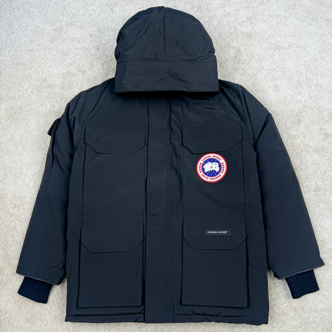 ＃CG CANADA GOOSE Expedition 4660M 加拿大鹅08远征款派克大衣羽绒服 行业标杆 国内羽绒服天花板 全新改版 升级大量细节 完美还原ZP 大到面料毛领羽绒 小到一针一线一个纽扣都是肉眼可见的细节 市面最接近ZP版本 欢迎客户对比 同行指导 1.今年羽绒依然采用国标80白鸭绒 填充450g（机器格充 电脑设定数值 每件充绒误差不超过10g）不混绒 随意拆开送检！ 2.独家定制18支面料 ZP一致 采用“Arctic Tech”面料技术外层面料是84.5%的聚酯纤维15.5%棉 里料为100%棉纶 垫料为100%聚酯纤维 持久防水防风抗寒保暖 3.里布采用40D Nylon AC油性胶 单染5级牢度 领口绒布采用原厂高密度丝光绒 口袋布使用弹性高密度摇粒绒 柔软亲肤 胆布采用330T全涤防绒7号针杜绝跑绒 如有跑绒直接白送 4.日本进口JUKI（重机）大型缝纫机专业打枣锁边 完全遵循正品整件衣服106个枣 全身加固 每个枣长度遵循正品 固定1-1.1cm 密度和长度均与正品相同 5.吉田YKK原厂拉链 Y形双勾魔术贴 袖口采用定制加厚无缝螺纹 今年袖口螺纹添加高弹氨纶金丝 增加弹性和强度 大到面料 胆布 小到纽扣 抽绳 全部原版定制开发 对标正品 6.进口田岛刺绣机机定制万针刺绣胸标 图案饱满立体 无限接近正品 7.毛领为加拿大进口西郊狼皮制作 春季购入万条顶级毛领 毛领宽度14cm 长度55cm 今年冬天整季毛领品质都会稳定如一 杜绝中后期毛领品质参差不齐情况 8.包装采用立体手提袋包装 卡片一应俱全 送人 自留更有排面 9.所有细节均参照22年最新版正品1：1打板复刻 区别市面错版 “一眼假” 尺码：XS S M L XL XXL-选品中心