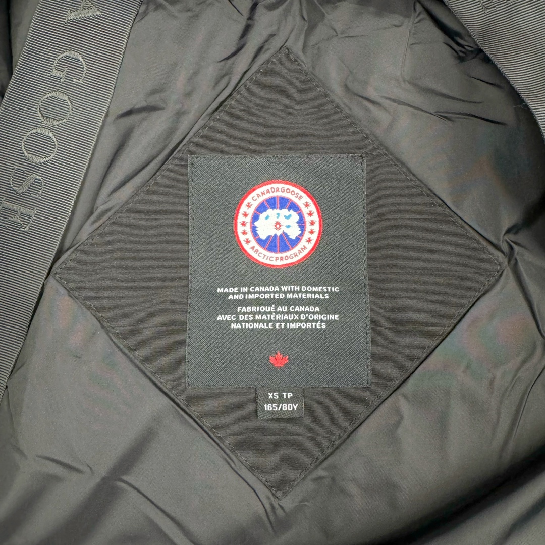 图片[15]-＃CG CANADA GOOSE Expedition 4660M 加拿大鹅08远征款派克大衣羽绒服 行业标杆 国内羽绒服天花板 全新改版 升级大量细节 完美还原ZP 大到面料毛领羽绒 小到一针一线一个纽扣都是肉眼可见的细节 市面最接近ZP版本 欢迎客户对比 同行指导 1.今年羽绒依然采用国标80白鸭绒 填充450g（机器格充 电脑设定数值 每件充绒误差不超过10g）不混绒 随意拆开送检！ 2.独家定制18支面料 ZP一致 采用“Arctic Tech”面料技术外层面料是84.5%的聚酯纤维15.5%棉 里料为100%棉纶 垫料为100%聚酯纤维 持久防水防风抗寒保暖 3.里布采用40D Nylon AC油性胶 单染5级牢度 领口绒布采用原厂高密度丝光绒 口袋布使用弹性高密度摇粒绒 柔软亲肤 胆布采用330T全涤防绒7号针杜绝跑绒 如有跑绒直接白送 4.日本进口JUKI（重机）大型缝纫机专业打枣锁边 完全遵循正品整件衣服106个枣 全身加固 每个枣长度遵循正品 固定1-1.1cm 密度和长度均与正品相同 5.吉田YKK原厂拉链 Y形双勾魔术贴 袖口采用定制加厚无缝螺纹 今年袖口螺纹添加高弹氨纶金丝 增加弹性和强度 大到面料 胆布 小到纽扣 抽绳 全部原版定制开发 对标正品 6.进口田岛刺绣机机定制万针刺绣胸标 图案饱满立体 无限接近正品 7.毛领为加拿大进口西郊狼皮制作 春季购入万条顶级毛领 毛领宽度14cm 长度55cm 今年冬天整季毛领品质都会稳定如一 杜绝中后期毛领品质参差不齐情况 8.包装采用立体手提袋包装 卡片一应俱全 送人 自留更有排面 9.所有细节均参照22年最新版正品1：1打板复刻 区别市面错版 “一眼假” 尺码：XS S M L XL XXL-选品中心