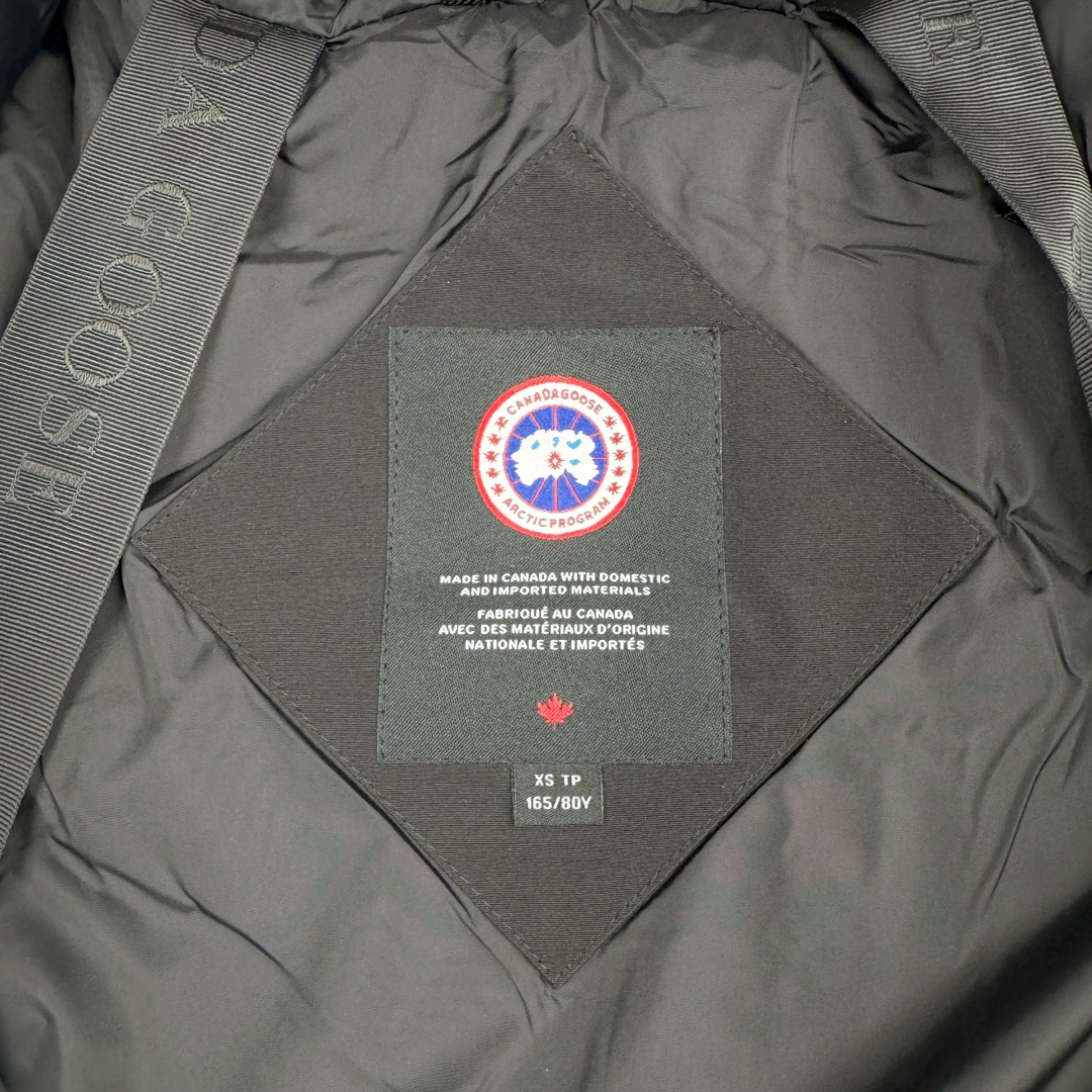 图片[17]-＃CG CANADA GOOSE Expedition 4660M 加拿大鹅08远征款派克大衣羽绒服 行业标杆 国内羽绒服天花板 全新改版 升级大量细节 完美还原ZP 大到面料毛领羽绒 小到一针一线一个纽扣都是肉眼可见的细节 市面最接近ZP版本 欢迎客户对比 同行指导 1.今年羽绒依然采用国标80白鸭绒 填充450g（机器格充 电脑设定数值 每件充绒误差不超过10g）不混绒 随意拆开送检！ 2.独家定制18支面料 ZP一致 采用“Arctic Tech”面料技术外层面料是84.5%的聚酯纤维15.5%棉 里料为100%棉纶 垫料为100%聚酯纤维 持久防水防风抗寒保暖 3.里布采用40D Nylon AC油性胶 单染5级牢度 领口绒布采用原厂高密度丝光绒 口袋布使用弹性高密度摇粒绒 柔软亲肤 胆布采用330T全涤防绒7号针杜绝跑绒 如有跑绒直接白送 4.日本进口JUKI（重机）大型缝纫机专业打枣锁边 完全遵循正品整件衣服106个枣 全身加固 每个枣长度遵循正品 固定1-1.1cm 密度和长度均与正品相同 5.吉田YKK原厂拉链 Y形双勾魔术贴 袖口采用定制加厚无缝螺纹 今年袖口螺纹添加高弹氨纶金丝 增加弹性和强度 大到面料 胆布 小到纽扣 抽绳 全部原版定制开发 对标正品 6.进口田岛刺绣机机定制万针刺绣胸标 图案饱满立体 无限接近正品 7.毛领为加拿大进口西郊狼皮制作 春季购入万条顶级毛领 毛领宽度14cm 长度55cm 今年冬天整季毛领品质都会稳定如一 杜绝中后期毛领品质参差不齐情况 8.包装采用立体手提袋包装 卡片一应俱全 送人 自留更有排面 9.所有细节均参照22年最新版正品1：1打板复刻 区别市面错版 “一眼假” 尺码：XS S M L XL XXL-选品中心