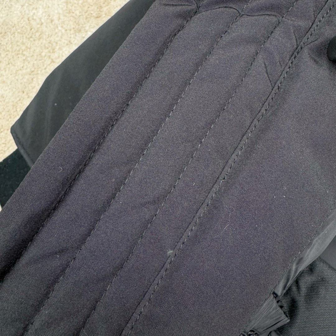 图片[13]-＃CG CANADA GOOSE Expedition 4660M 加拿大鹅08远征款派克大衣羽绒服 行业标杆 国内羽绒服天花板 全新改版 升级大量细节 完美还原ZP 大到面料毛领羽绒 小到一针一线一个纽扣都是肉眼可见的细节 市面最接近ZP版本 欢迎客户对比 同行指导 1.今年羽绒依然采用国标80白鸭绒 填充450g（机器格充 电脑设定数值 每件充绒误差不超过10g）不混绒 随意拆开送检！ 2.独家定制18支面料 ZP一致 采用“Arctic Tech”面料技术外层面料是84.5%的聚酯纤维15.5%棉 里料为100%棉纶 垫料为100%聚酯纤维 持久防水防风抗寒保暖 3.里布采用40D Nylon AC油性胶 单染5级牢度 领口绒布采用原厂高密度丝光绒 口袋布使用弹性高密度摇粒绒 柔软亲肤 胆布采用330T全涤防绒7号针杜绝跑绒 如有跑绒直接白送 4.日本进口JUKI（重机）大型缝纫机专业打枣锁边 完全遵循正品整件衣服106个枣 全身加固 每个枣长度遵循正品 固定1-1.1cm 密度和长度均与正品相同 5.吉田YKK原厂拉链 Y形双勾魔术贴 袖口采用定制加厚无缝螺纹 今年袖口螺纹添加高弹氨纶金丝 增加弹性和强度 大到面料 胆布 小到纽扣 抽绳 全部原版定制开发 对标正品 6.进口田岛刺绣机机定制万针刺绣胸标 图案饱满立体 无限接近正品 7.毛领为加拿大进口西郊狼皮制作 春季购入万条顶级毛领 毛领宽度14cm 长度55cm 今年冬天整季毛领品质都会稳定如一 杜绝中后期毛领品质参差不齐情况 8.包装采用立体手提袋包装 卡片一应俱全 送人 自留更有排面 9.所有细节均参照22年最新版正品1：1打板复刻 区别市面错版 “一眼假” 尺码：XS S M L XL XXL-选品中心