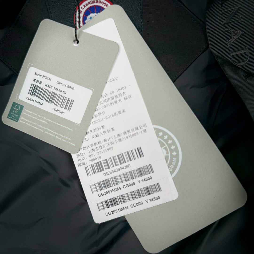 图片[19]-＃CG CANADA GOOSE Expedition 4660M 加拿大鹅08远征款派克大衣羽绒服 行业标杆 国内羽绒服天花板 全新改版 升级大量细节 完美还原ZP 大到面料毛领羽绒 小到一针一线一个纽扣都是肉眼可见的细节 市面最接近ZP版本 欢迎客户对比 同行指导 1.今年羽绒依然采用国标80白鸭绒 填充450g（机器格充 电脑设定数值 每件充绒误差不超过10g）不混绒 随意拆开送检！ 2.独家定制18支面料 ZP一致 采用“Arctic Tech”面料技术外层面料是84.5%的聚酯纤维15.5%棉 里料为100%棉纶 垫料为100%聚酯纤维 持久防水防风抗寒保暖 3.里布采用40D Nylon AC油性胶 单染5级牢度 领口绒布采用原厂高密度丝光绒 口袋布使用弹性高密度摇粒绒 柔软亲肤 胆布采用330T全涤防绒7号针杜绝跑绒 如有跑绒直接白送 4.日本进口JUKI（重机）大型缝纫机专业打枣锁边 完全遵循正品整件衣服106个枣 全身加固 每个枣长度遵循正品 固定1-1.1cm 密度和长度均与正品相同 5.吉田YKK原厂拉链 Y形双勾魔术贴 袖口采用定制加厚无缝螺纹 今年袖口螺纹添加高弹氨纶金丝 增加弹性和强度 大到面料 胆布 小到纽扣 抽绳 全部原版定制开发 对标正品 6.进口田岛刺绣机机定制万针刺绣胸标 图案饱满立体 无限接近正品 7.毛领为加拿大进口西郊狼皮制作 春季购入万条顶级毛领 毛领宽度14cm 长度55cm 今年冬天整季毛领品质都会稳定如一 杜绝中后期毛领品质参差不齐情况 8.包装采用立体手提袋包装 卡片一应俱全 送人 自留更有排面 9.所有细节均参照22年最新版正品1：1打板复刻 区别市面错版 “一眼假” 尺码：XS S M L XL XXL-选品中心