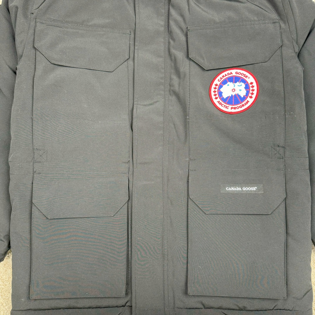 图片[7]-＃CG CANADA GOOSE Expedition 4660M 加拿大鹅08远征款派克大衣羽绒服 行业标杆 国内羽绒服天花板 全新改版 升级大量细节 完美还原ZP 大到面料毛领羽绒 小到一针一线一个纽扣都是肉眼可见的细节 市面最接近ZP版本 欢迎客户对比 同行指导 1.今年羽绒依然采用国标80白鸭绒 填充450g（机器格充 电脑设定数值 每件充绒误差不超过10g）不混绒 随意拆开送检！ 2.独家定制18支面料 ZP一致 采用“Arctic Tech”面料技术外层面料是84.5%的聚酯纤维15.5%棉 里料为100%棉纶 垫料为100%聚酯纤维 持久防水防风抗寒保暖 3.里布采用40D Nylon AC油性胶 单染5级牢度 领口绒布采用原厂高密度丝光绒 口袋布使用弹性高密度摇粒绒 柔软亲肤 胆布采用330T全涤防绒7号针杜绝跑绒 如有跑绒直接白送 4.日本进口JUKI（重机）大型缝纫机专业打枣锁边 完全遵循正品整件衣服106个枣 全身加固 每个枣长度遵循正品 固定1-1.1cm 密度和长度均与正品相同 5.吉田YKK原厂拉链 Y形双勾魔术贴 袖口采用定制加厚无缝螺纹 今年袖口螺纹添加高弹氨纶金丝 增加弹性和强度 大到面料 胆布 小到纽扣 抽绳 全部原版定制开发 对标正品 6.进口田岛刺绣机机定制万针刺绣胸标 图案饱满立体 无限接近正品 7.毛领为加拿大进口西郊狼皮制作 春季购入万条顶级毛领 毛领宽度14cm 长度55cm 今年冬天整季毛领品质都会稳定如一 杜绝中后期毛领品质参差不齐情况 8.包装采用立体手提袋包装 卡片一应俱全 送人 自留更有排面 9.所有细节均参照22年最新版正品1：1打板复刻 区别市面错版 “一眼假” 尺码：XS S M L XL XXL-选品中心