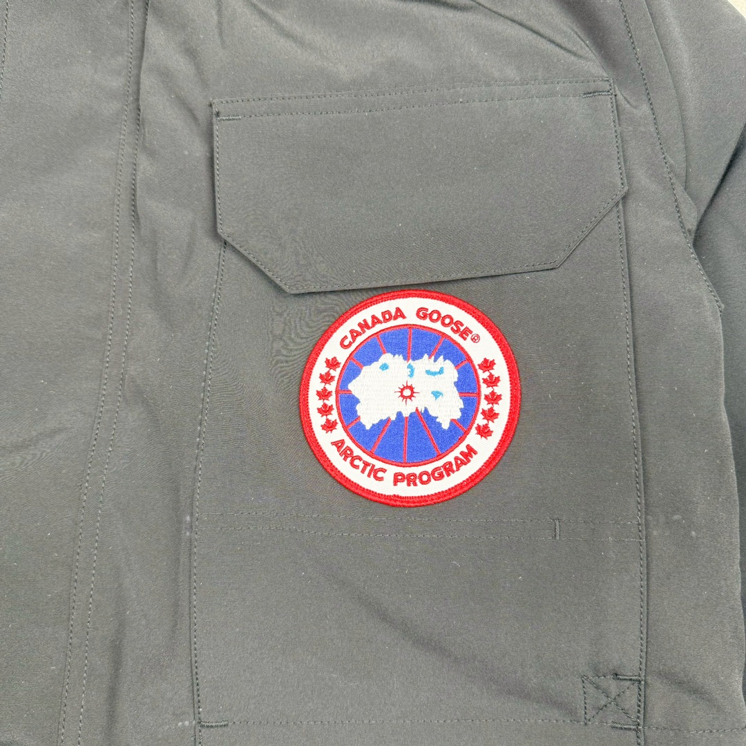 图片[9]-＃CG CANADA GOOSE Expedition 4660M 加拿大鹅08远征款派克大衣羽绒服 行业标杆 国内羽绒服天花板 全新改版 升级大量细节 完美还原ZP 大到面料毛领羽绒 小到一针一线一个纽扣都是肉眼可见的细节 市面最接近ZP版本 欢迎客户对比 同行指导 1.今年羽绒依然采用国标80白鸭绒 填充450g（机器格充 电脑设定数值 每件充绒误差不超过10g）不混绒 随意拆开送检！ 2.独家定制18支面料 ZP一致 采用“Arctic Tech”面料技术外层面料是84.5%的聚酯纤维15.5%棉 里料为100%棉纶 垫料为100%聚酯纤维 持久防水防风抗寒保暖 3.里布采用40D Nylon AC油性胶 单染5级牢度 领口绒布采用原厂高密度丝光绒 口袋布使用弹性高密度摇粒绒 柔软亲肤 胆布采用330T全涤防绒7号针杜绝跑绒 如有跑绒直接白送 4.日本进口JUKI（重机）大型缝纫机专业打枣锁边 完全遵循正品整件衣服106个枣 全身加固 每个枣长度遵循正品 固定1-1.1cm 密度和长度均与正品相同 5.吉田YKK原厂拉链 Y形双勾魔术贴 袖口采用定制加厚无缝螺纹 今年袖口螺纹添加高弹氨纶金丝 增加弹性和强度 大到面料 胆布 小到纽扣 抽绳 全部原版定制开发 对标正品 6.进口田岛刺绣机机定制万针刺绣胸标 图案饱满立体 无限接近正品 7.毛领为加拿大进口西郊狼皮制作 春季购入万条顶级毛领 毛领宽度14cm 长度55cm 今年冬天整季毛领品质都会稳定如一 杜绝中后期毛领品质参差不齐情况 8.包装采用立体手提袋包装 卡片一应俱全 送人 自留更有排面 9.所有细节均参照22年最新版正品1：1打板复刻 区别市面错版 “一眼假” 尺码：XS S M L XL XXL-选品中心