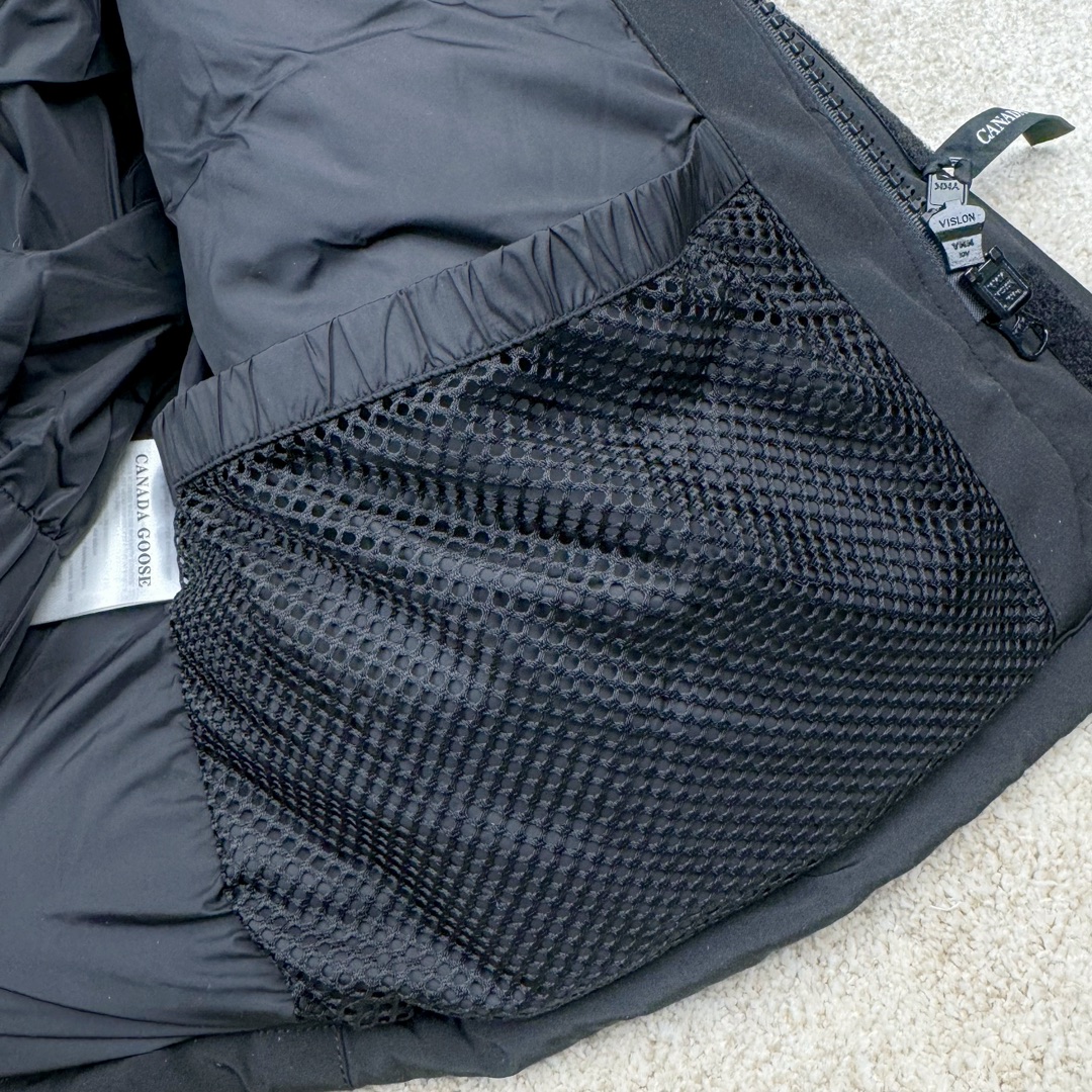 图片[16]-＃CG CANADA GOOSE Expedition 4660M 加拿大鹅08远征款派克大衣羽绒服 行业标杆 国内羽绒服天花板 全新改版 升级大量细节 完美还原ZP 大到面料毛领羽绒 小到一针一线一个纽扣都是肉眼可见的细节 市面最接近ZP版本 欢迎客户对比 同行指导 1.今年羽绒依然采用国标80白鸭绒 填充450g（机器格充 电脑设定数值 每件充绒误差不超过10g）不混绒 随意拆开送检！ 2.独家定制18支面料 ZP一致 采用“Arctic Tech”面料技术外层面料是84.5%的聚酯纤维15.5%棉 里料为100%棉纶 垫料为100%聚酯纤维 持久防水防风抗寒保暖 3.里布采用40D Nylon AC油性胶 单染5级牢度 领口绒布采用原厂高密度丝光绒 口袋布使用弹性高密度摇粒绒 柔软亲肤 胆布采用330T全涤防绒7号针杜绝跑绒 如有跑绒直接白送 4.日本进口JUKI（重机）大型缝纫机专业打枣锁边 完全遵循正品整件衣服106个枣 全身加固 每个枣长度遵循正品 固定1-1.1cm 密度和长度均与正品相同 5.吉田YKK原厂拉链 Y形双勾魔术贴 袖口采用定制加厚无缝螺纹 今年袖口螺纹添加高弹氨纶金丝 增加弹性和强度 大到面料 胆布 小到纽扣 抽绳 全部原版定制开发 对标正品 6.进口田岛刺绣机机定制万针刺绣胸标 图案饱满立体 无限接近正品 7.毛领为加拿大进口西郊狼皮制作 春季购入万条顶级毛领 毛领宽度14cm 长度55cm 今年冬天整季毛领品质都会稳定如一 杜绝中后期毛领品质参差不齐情况 8.包装采用立体手提袋包装 卡片一应俱全 送人 自留更有排面 9.所有细节均参照22年最新版正品1：1打板复刻 区别市面错版 “一眼假” 尺码：XS S M L XL XXL-选品中心