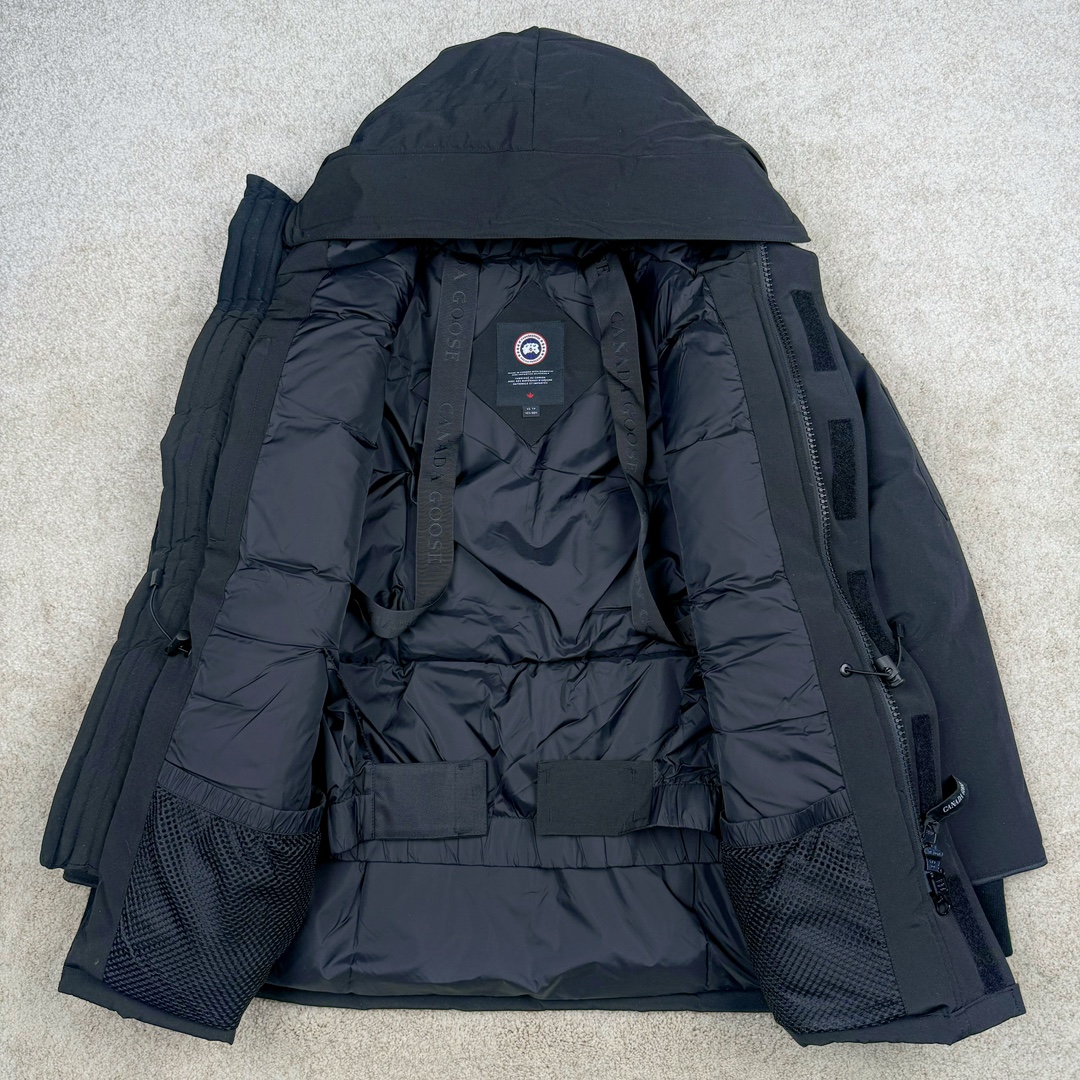 图片[3]-＃CG CANADA GOOSE Expedition 4660M 加拿大鹅08远征款派克大衣羽绒服 行业标杆 国内羽绒服天花板 全新改版 升级大量细节 完美还原ZP 大到面料毛领羽绒 小到一针一线一个纽扣都是肉眼可见的细节 市面最接近ZP版本 欢迎客户对比 同行指导 1.今年羽绒依然采用国标80白鸭绒 填充450g（机器格充 电脑设定数值 每件充绒误差不超过10g）不混绒 随意拆开送检！ 2.独家定制18支面料 ZP一致 采用“Arctic Tech”面料技术外层面料是84.5%的聚酯纤维15.5%棉 里料为100%棉纶 垫料为100%聚酯纤维 持久防水防风抗寒保暖 3.里布采用40D Nylon AC油性胶 单染5级牢度 领口绒布采用原厂高密度丝光绒 口袋布使用弹性高密度摇粒绒 柔软亲肤 胆布采用330T全涤防绒7号针杜绝跑绒 如有跑绒直接白送 4.日本进口JUKI（重机）大型缝纫机专业打枣锁边 完全遵循正品整件衣服106个枣 全身加固 每个枣长度遵循正品 固定1-1.1cm 密度和长度均与正品相同 5.吉田YKK原厂拉链 Y形双勾魔术贴 袖口采用定制加厚无缝螺纹 今年袖口螺纹添加高弹氨纶金丝 增加弹性和强度 大到面料 胆布 小到纽扣 抽绳 全部原版定制开发 对标正品 6.进口田岛刺绣机机定制万针刺绣胸标 图案饱满立体 无限接近正品 7.毛领为加拿大进口西郊狼皮制作 春季购入万条顶级毛领 毛领宽度14cm 长度55cm 今年冬天整季毛领品质都会稳定如一 杜绝中后期毛领品质参差不齐情况 8.包装采用立体手提袋包装 卡片一应俱全 送人 自留更有排面 9.所有细节均参照22年最新版正品1：1打板复刻 区别市面错版 “一眼假” 尺码：XS S M L XL XXL-选品中心