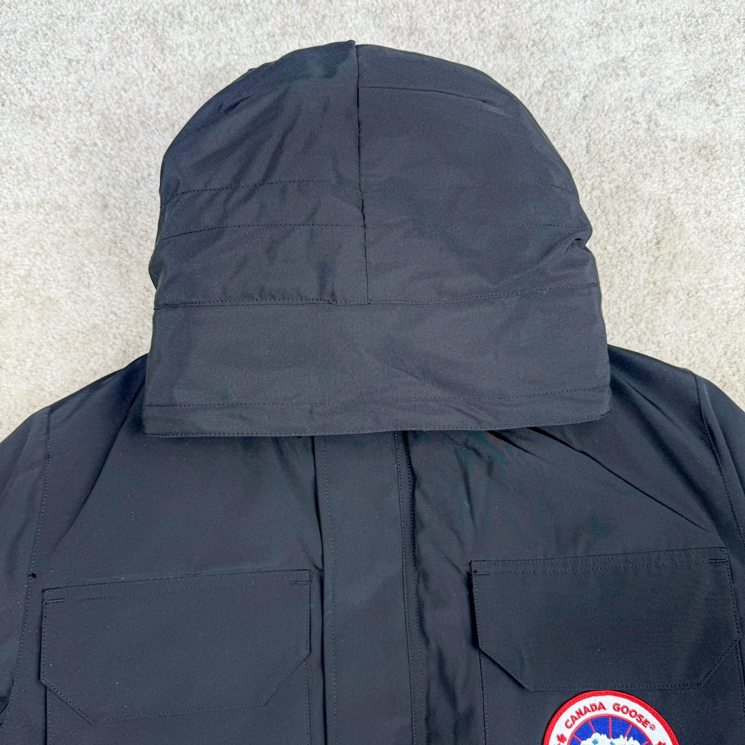 图片[4]-＃CG CANADA GOOSE Expedition 4660M 加拿大鹅08远征款派克大衣羽绒服 行业标杆 国内羽绒服天花板 全新改版 升级大量细节 完美还原ZP 大到面料毛领羽绒 小到一针一线一个纽扣都是肉眼可见的细节 市面最接近ZP版本 欢迎客户对比 同行指导 1.今年羽绒依然采用国标80白鸭绒 填充450g（机器格充 电脑设定数值 每件充绒误差不超过10g）不混绒 随意拆开送检！ 2.独家定制18支面料 ZP一致 采用“Arctic Tech”面料技术外层面料是84.5%的聚酯纤维15.5%棉 里料为100%棉纶 垫料为100%聚酯纤维 持久防水防风抗寒保暖 3.里布采用40D Nylon AC油性胶 单染5级牢度 领口绒布采用原厂高密度丝光绒 口袋布使用弹性高密度摇粒绒 柔软亲肤 胆布采用330T全涤防绒7号针杜绝跑绒 如有跑绒直接白送 4.日本进口JUKI（重机）大型缝纫机专业打枣锁边 完全遵循正品整件衣服106个枣 全身加固 每个枣长度遵循正品 固定1-1.1cm 密度和长度均与正品相同 5.吉田YKK原厂拉链 Y形双勾魔术贴 袖口采用定制加厚无缝螺纹 今年袖口螺纹添加高弹氨纶金丝 增加弹性和强度 大到面料 胆布 小到纽扣 抽绳 全部原版定制开发 对标正品 6.进口田岛刺绣机机定制万针刺绣胸标 图案饱满立体 无限接近正品 7.毛领为加拿大进口西郊狼皮制作 春季购入万条顶级毛领 毛领宽度14cm 长度55cm 今年冬天整季毛领品质都会稳定如一 杜绝中后期毛领品质参差不齐情况 8.包装采用立体手提袋包装 卡片一应俱全 送人 自留更有排面 9.所有细节均参照22年最新版正品1：1打板复刻 区别市面错版 “一眼假” 尺码：XS S M L XL XXL-选品中心