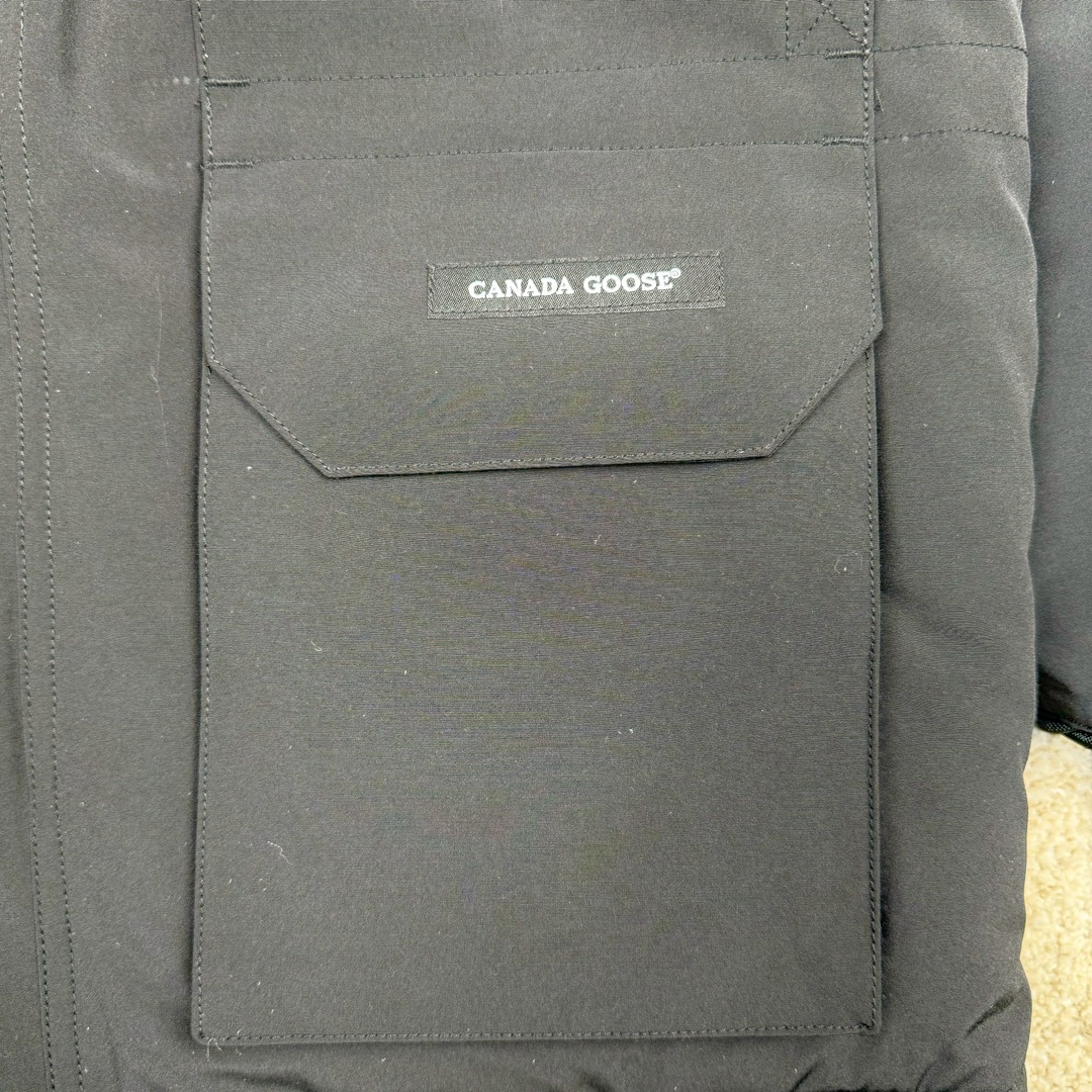 图片[8]-＃CG CANADA GOOSE Expedition 4660M 加拿大鹅08远征款派克大衣羽绒服 行业标杆 国内羽绒服天花板 全新改版 升级大量细节 完美还原ZP 大到面料毛领羽绒 小到一针一线一个纽扣都是肉眼可见的细节 市面最接近ZP版本 欢迎客户对比 同行指导 1.今年羽绒依然采用国标80白鸭绒 填充450g（机器格充 电脑设定数值 每件充绒误差不超过10g）不混绒 随意拆开送检！ 2.独家定制18支面料 ZP一致 采用“Arctic Tech”面料技术外层面料是84.5%的聚酯纤维15.5%棉 里料为100%棉纶 垫料为100%聚酯纤维 持久防水防风抗寒保暖 3.里布采用40D Nylon AC油性胶 单染5级牢度 领口绒布采用原厂高密度丝光绒 口袋布使用弹性高密度摇粒绒 柔软亲肤 胆布采用330T全涤防绒7号针杜绝跑绒 如有跑绒直接白送 4.日本进口JUKI（重机）大型缝纫机专业打枣锁边 完全遵循正品整件衣服106个枣 全身加固 每个枣长度遵循正品 固定1-1.1cm 密度和长度均与正品相同 5.吉田YKK原厂拉链 Y形双勾魔术贴 袖口采用定制加厚无缝螺纹 今年袖口螺纹添加高弹氨纶金丝 增加弹性和强度 大到面料 胆布 小到纽扣 抽绳 全部原版定制开发 对标正品 6.进口田岛刺绣机机定制万针刺绣胸标 图案饱满立体 无限接近正品 7.毛领为加拿大进口西郊狼皮制作 春季购入万条顶级毛领 毛领宽度14cm 长度55cm 今年冬天整季毛领品质都会稳定如一 杜绝中后期毛领品质参差不齐情况 8.包装采用立体手提袋包装 卡片一应俱全 送人 自留更有排面 9.所有细节均参照22年最新版正品1：1打板复刻 区别市面错版 “一眼假” 尺码：XS S M L XL XXL-选品中心