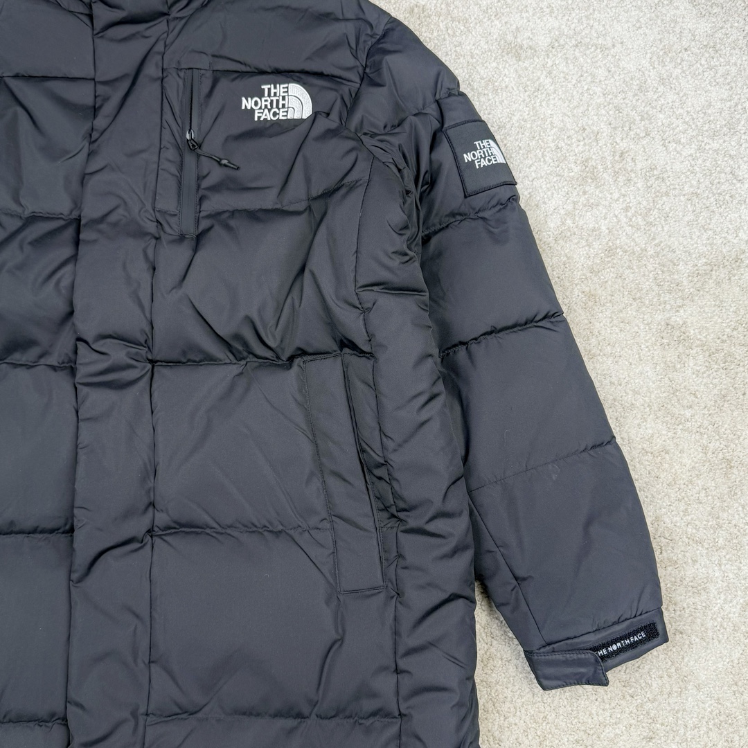 图片[6]-THE NORTH FACE GO FREE 北面纯色印花Logo拉链长款连帽大衣羽绒服 申敏儿同款 非常高端的旗舰系列 生命不息 探索不止 冬天除了被窝其他地方都是远方 让你隔绝寒冷的最强单品 挑战极地风寒 ✨加长版型 裁剪非常花心思 情侣搭配起来感觉可以炸掉一条街 经典简约风 工装大口袋设计 全部都是立体口袋哦 休闲连帽设计 ✨高端户外防风防水面料 高强度防风防水 十级水压 不管是什么样的恶劣天气随便造 大身采用高密度GORE材质 镀膜来的哦 科技EPTFE涂层镀膜 相信我 不管是手感 还是穿着的舒适感这种面料必须是顶级的 非常的细腻 顺滑挺括 而且 舒适感还非常的好 ✨此款羽绒服极地御寒 胸前北面小Logo经典款式 手臂logo 设计 袖口魔术贴设计 让衣服增加亮点 北面Logo 让人一眼就看出衣服的与众不同 背后还有同款刺绣Logo 标志性强烈 做工 细节 咱们不多说了 这款羽绒服 完全可以说是今年最棒的一款之一 目前来说 我相信 我再也不会有这样心动的感觉了 尺码：XS S M L XL XXL-选品中心