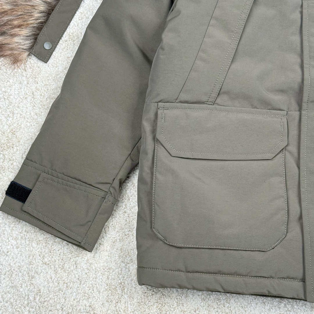 图片[5]-＃暖冬福利 THE NORTH FACE 北面Logo刺绣连帽毛领拉链羽绒服童装 儿童款 The North Face于1966年成立，一直致力于为户外运动员的每一次严酷探索提供专业装备。作全球户外运动领导品牌，The NorthFace以经过专业运动员测试、适应各类户外需求的产品助力探索者不断超越自我，激发人类潜能。 The North Face象征着众多山脉中更冷、更值得挑战的北坡。品牌标志则来自Half Dome，一座位于美国加州Yosemite NationalPark（优胜美地国家公园）里的山峰，中文名字取为「北面」，象征着不畏惧的户外探索精神。1997年，The North Face采用全新的宣传标语「Never Stop Exploring探索永不停止」，体现品牌的探索精神，成为品牌的座右铭。 尺码：110-160 颜色：棕色 黑色 灰绿-选品中心