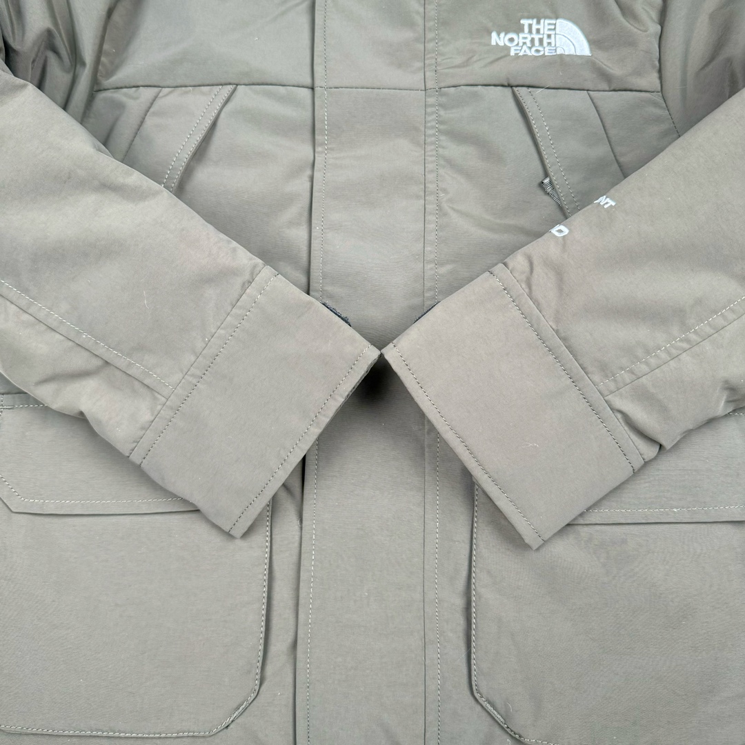 图片[8]-＃暖冬福利 THE NORTH FACE 北面Logo刺绣连帽毛领拉链羽绒服童装 儿童款 The North Face于1966年成立，一直致力于为户外运动员的每一次严酷探索提供专业装备。作全球户外运动领导品牌，The NorthFace以经过专业运动员测试、适应各类户外需求的产品助力探索者不断超越自我，激发人类潜能。 The North Face象征着众多山脉中更冷、更值得挑战的北坡。品牌标志则来自Half Dome，一座位于美国加州Yosemite NationalPark（优胜美地国家公园）里的山峰，中文名字取为「北面」，象征着不畏惧的户外探索精神。1997年，The North Face采用全新的宣传标语「Never Stop Exploring探索永不停止」，体现品牌的探索精神，成为品牌的座右铭。 尺码：110-160 颜色：棕色 黑色 灰绿-选品中心