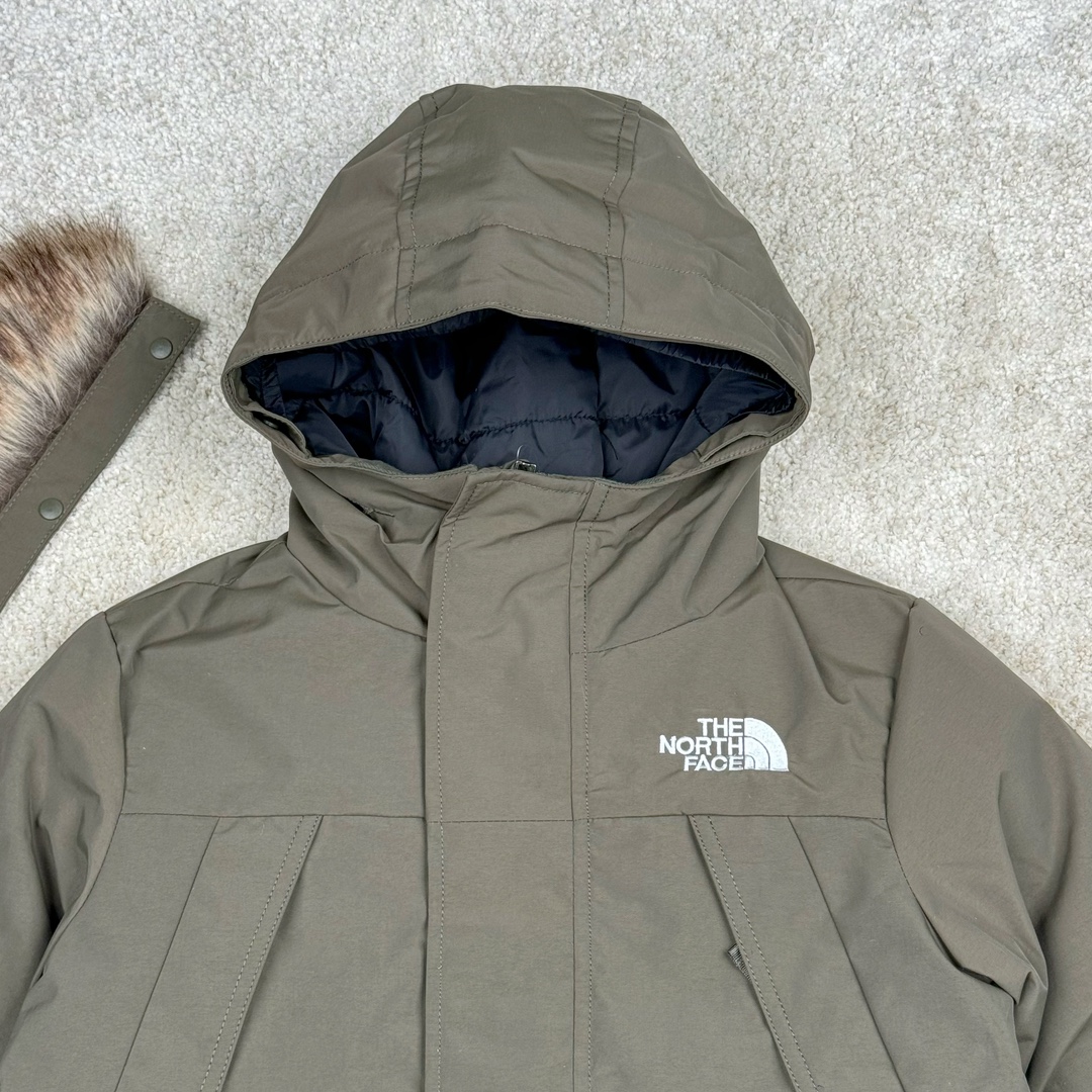 图片[3]-＃暖冬福利 THE NORTH FACE 北面Logo刺绣连帽毛领拉链羽绒服童装 儿童款 The North Face于1966年成立，一直致力于为户外运动员的每一次严酷探索提供专业装备。作全球户外运动领导品牌，The NorthFace以经过专业运动员测试、适应各类户外需求的产品助力探索者不断超越自我，激发人类潜能。 The North Face象征着众多山脉中更冷、更值得挑战的北坡。品牌标志则来自Half Dome，一座位于美国加州Yosemite NationalPark（优胜美地国家公园）里的山峰，中文名字取为「北面」，象征着不畏惧的户外探索精神。1997年，The North Face采用全新的宣传标语「Never Stop Exploring探索永不停止」，体现品牌的探索精神，成为品牌的座右铭。 尺码：110-160 颜色：棕色 黑色 灰绿-选品中心