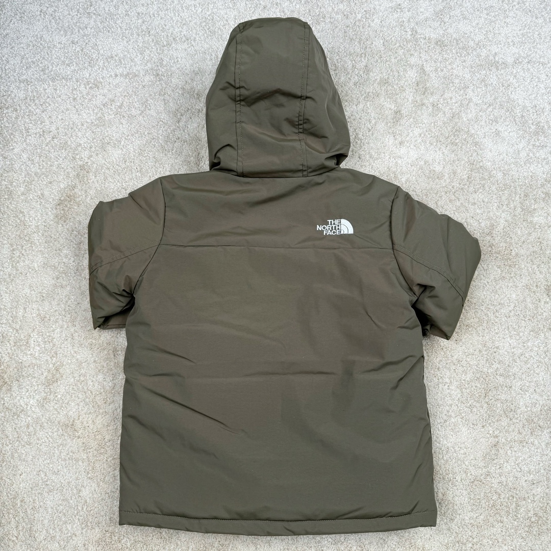 图片[2]-＃暖冬福利 THE NORTH FACE 北面Logo刺绣连帽毛领拉链羽绒服童装 儿童款 The North Face于1966年成立，一直致力于为户外运动员的每一次严酷探索提供专业装备。作全球户外运动领导品牌，The NorthFace以经过专业运动员测试、适应各类户外需求的产品助力探索者不断超越自我，激发人类潜能。 The North Face象征着众多山脉中更冷、更值得挑战的北坡。品牌标志则来自Half Dome，一座位于美国加州Yosemite NationalPark（优胜美地国家公园）里的山峰，中文名字取为「北面」，象征着不畏惧的户外探索精神。1997年，The North Face采用全新的宣传标语「Never Stop Exploring探索永不停止」，体现品牌的探索精神，成为品牌的座右铭。 尺码：110-160 颜色：棕色 黑色 灰绿-选品中心
