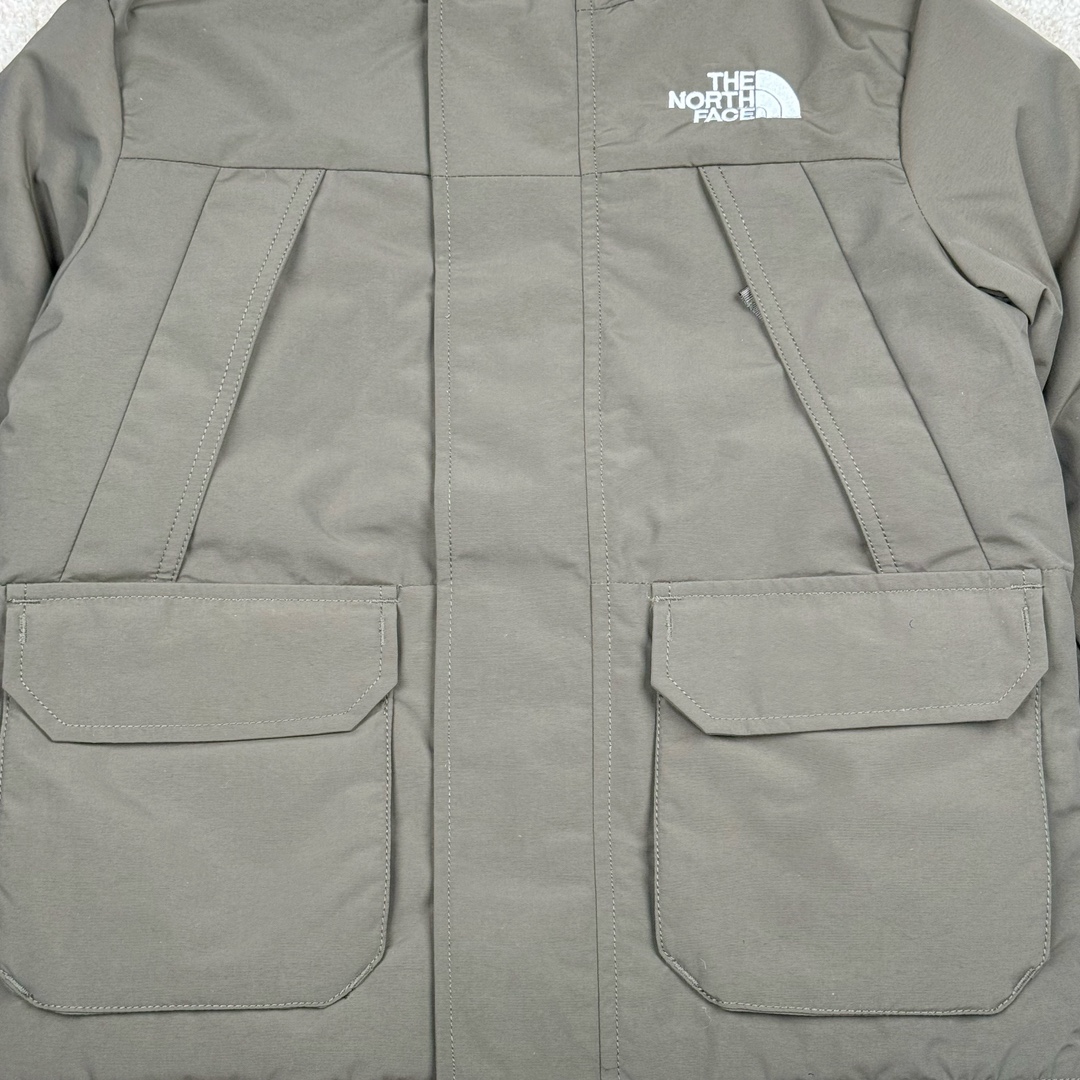 图片[7]-＃暖冬福利 THE NORTH FACE 北面Logo刺绣连帽毛领拉链羽绒服童装 儿童款 The North Face于1966年成立，一直致力于为户外运动员的每一次严酷探索提供专业装备。作全球户外运动领导品牌，The NorthFace以经过专业运动员测试、适应各类户外需求的产品助力探索者不断超越自我，激发人类潜能。 The North Face象征着众多山脉中更冷、更值得挑战的北坡。品牌标志则来自Half Dome，一座位于美国加州Yosemite NationalPark（优胜美地国家公园）里的山峰，中文名字取为「北面」，象征着不畏惧的户外探索精神。1997年，The North Face采用全新的宣传标语「Never Stop Exploring探索永不停止」，体现品牌的探索精神，成为品牌的座右铭。 尺码：110-160 颜色：棕色 黑色 灰绿-选品中心