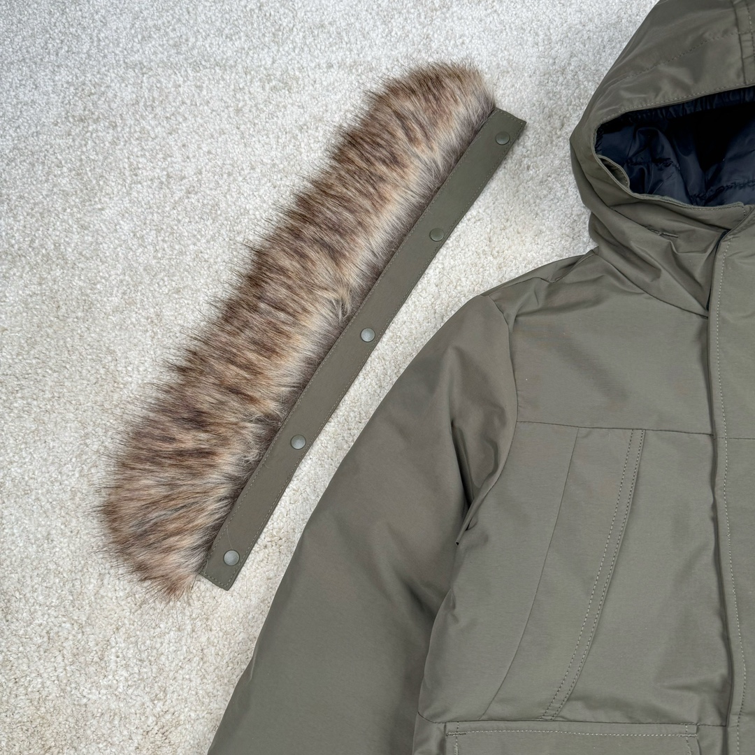 图片[4]-＃暖冬福利 THE NORTH FACE 北面Logo刺绣连帽毛领拉链羽绒服童装 儿童款 The North Face于1966年成立，一直致力于为户外运动员的每一次严酷探索提供专业装备。作全球户外运动领导品牌，The NorthFace以经过专业运动员测试、适应各类户外需求的产品助力探索者不断超越自我，激发人类潜能。 The North Face象征着众多山脉中更冷、更值得挑战的北坡。品牌标志则来自Half Dome，一座位于美国加州Yosemite NationalPark（优胜美地国家公园）里的山峰，中文名字取为「北面」，象征着不畏惧的户外探索精神。1997年，The North Face采用全新的宣传标语「Never Stop Exploring探索永不停止」，体现品牌的探索精神，成为品牌的座右铭。 尺码：110-160 颜色：棕色 黑色 灰绿-选品中心