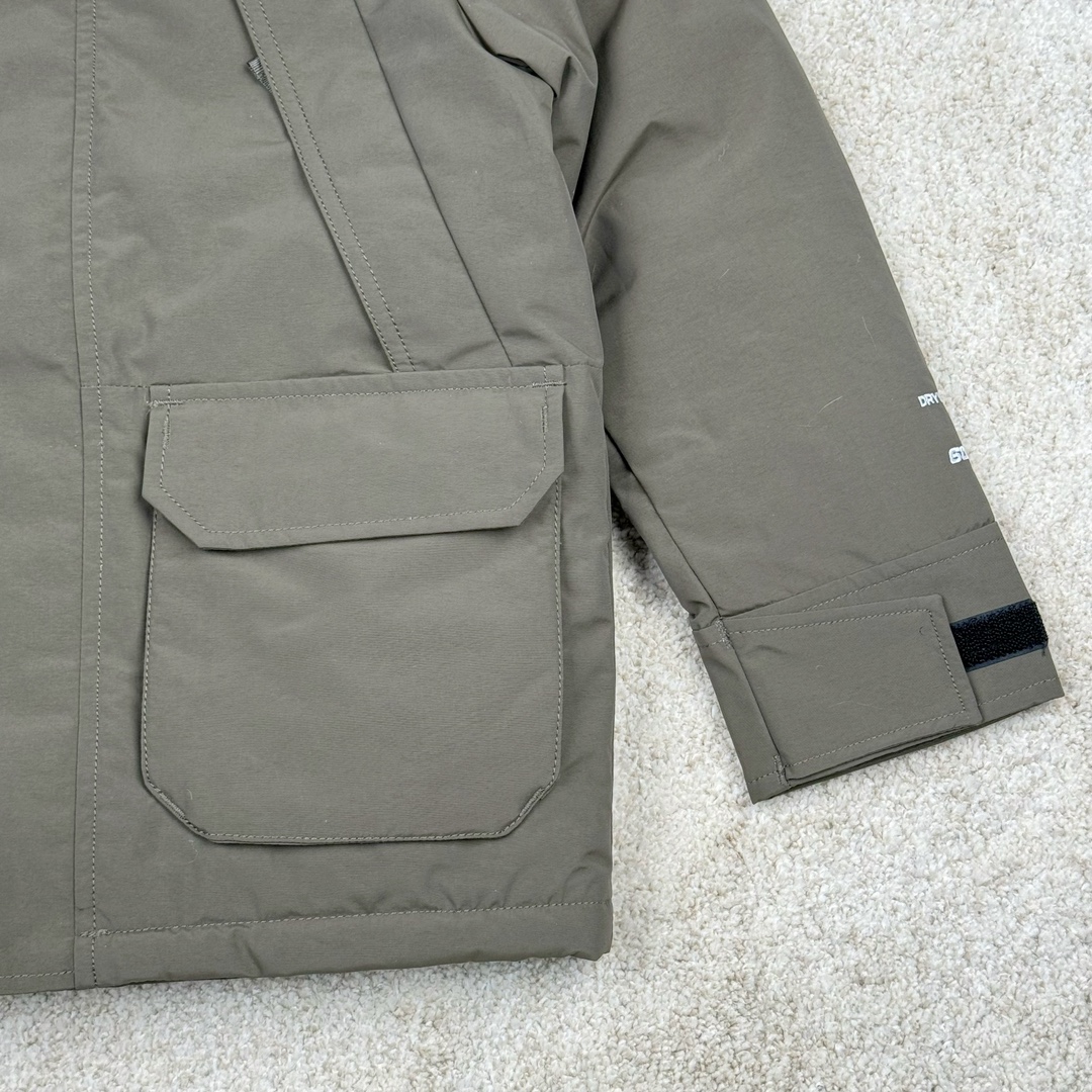 图片[6]-＃暖冬福利 THE NORTH FACE 北面Logo刺绣连帽毛领拉链羽绒服童装 儿童款 The North Face于1966年成立，一直致力于为户外运动员的每一次严酷探索提供专业装备。作全球户外运动领导品牌，The NorthFace以经过专业运动员测试、适应各类户外需求的产品助力探索者不断超越自我，激发人类潜能。 The North Face象征着众多山脉中更冷、更值得挑战的北坡。品牌标志则来自Half Dome，一座位于美国加州Yosemite NationalPark（优胜美地国家公园）里的山峰，中文名字取为「北面」，象征着不畏惧的户外探索精神。1997年，The North Face采用全新的宣传标语「Never Stop Exploring探索永不停止」，体现品牌的探索精神，成为品牌的座右铭。 尺码：110-160 颜色：棕色 黑色 灰绿-选品中心