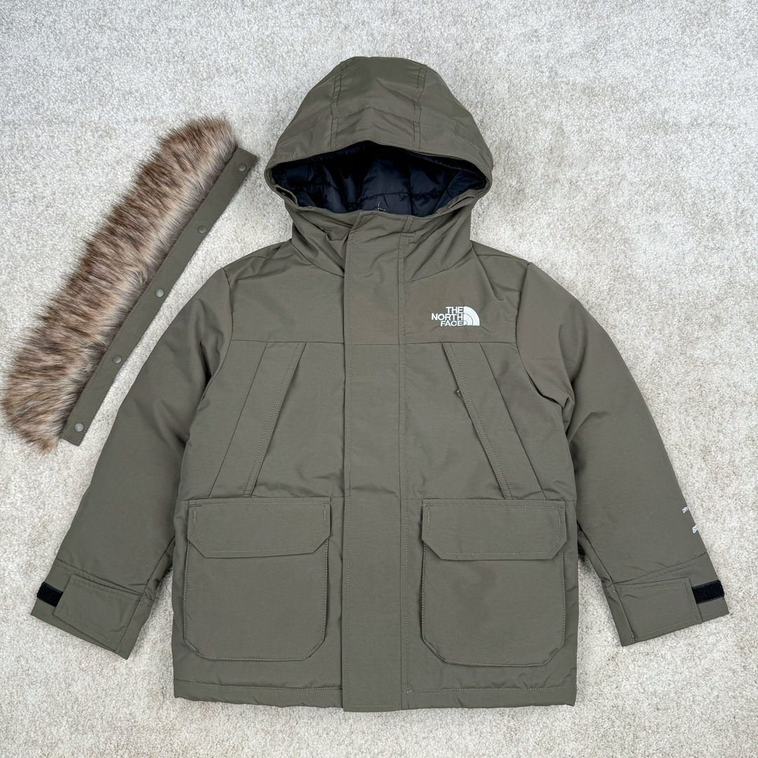 ＃暖冬福利 THE NORTH FACE 北面Logo刺绣连帽毛领拉链羽绒服童装 儿童款 The North Face于1966年成立，一直致力于为户外运动员的每一次严酷探索提供专业装备。作全球户外运动领导品牌，The NorthFace以经过专业运动员测试、适应各类户外需求的产品助力探索者不断超越自我，激发人类潜能。 The North Face象征着众多山脉中更冷、更值得挑战的北坡。品牌标志则来自Half Dome，一座位于美国加州Yosemite NationalPark（优胜美地国家公园）里的山峰，中文名字取为「北面」，象征着不畏惧的户外探索精神。1997年，The North Face采用全新的宣传标语「Never Stop Exploring探索永不停止」，体现品牌的探索精神，成为品牌的座右铭。 尺码：110-160 颜色：棕色 黑色 灰绿-选品中心