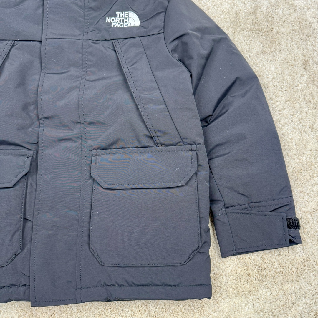 图片[5]-＃暖冬福利 THE NORTH FACE 北面Logo刺绣连帽毛领拉链羽绒服童装 儿童款 The North Face于1966年成立，一直致力于为户外运动员的每一次严酷探索提供专业装备。作全球户外运动领导品牌，The NorthFace以经过专业运动员测试、适应各类户外需求的产品助力探索者不断超越自我，激发人类潜能。 The North Face象征着众多山脉中更冷、更值得挑战的北坡。品牌标志则来自Half Dome，一座位于美国加州Yosemite NationalPark（优胜美地国家公园）里的山峰，中文名字取为「北面」，象征着不畏惧的户外探索精神。1997年，The North Face采用全新的宣传标语「Never Stop Exploring探索永不停止」，体现品牌的探索精神，成为品牌的座右铭。 尺码：110-160 颜色：棕色 黑色 灰绿-选品中心