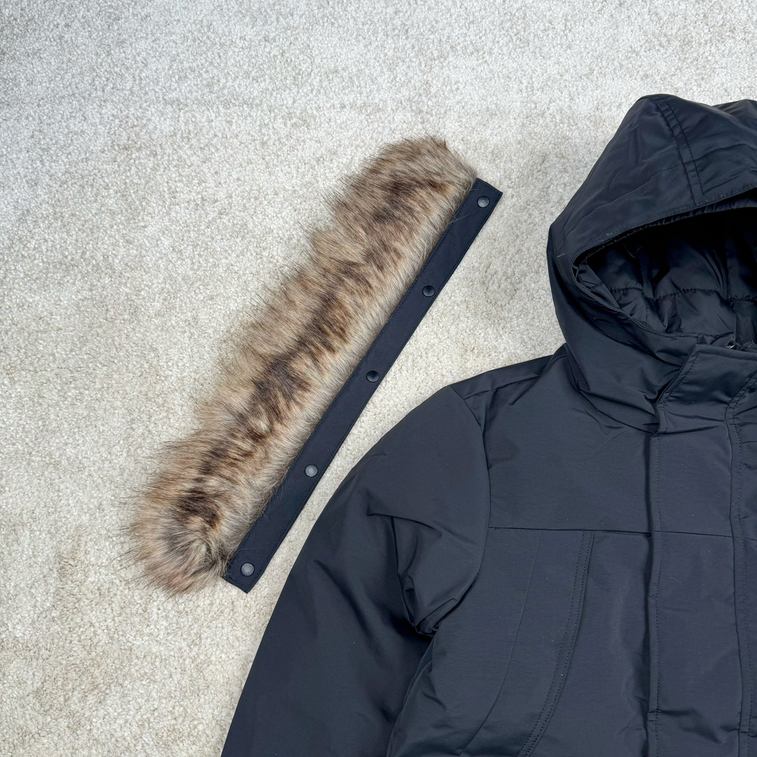 图片[7]-＃暖冬福利 THE NORTH FACE 北面Logo刺绣连帽毛领拉链羽绒服童装 儿童款 The North Face于1966年成立，一直致力于为户外运动员的每一次严酷探索提供专业装备。作全球户外运动领导品牌，The NorthFace以经过专业运动员测试、适应各类户外需求的产品助力探索者不断超越自我，激发人类潜能。 The North Face象征着众多山脉中更冷、更值得挑战的北坡。品牌标志则来自Half Dome，一座位于美国加州Yosemite NationalPark（优胜美地国家公园）里的山峰，中文名字取为「北面」，象征着不畏惧的户外探索精神。1997年，The North Face采用全新的宣传标语「Never Stop Exploring探索永不停止」，体现品牌的探索精神，成为品牌的座右铭。 尺码：110-160 颜色：棕色 黑色 灰绿-选品中心