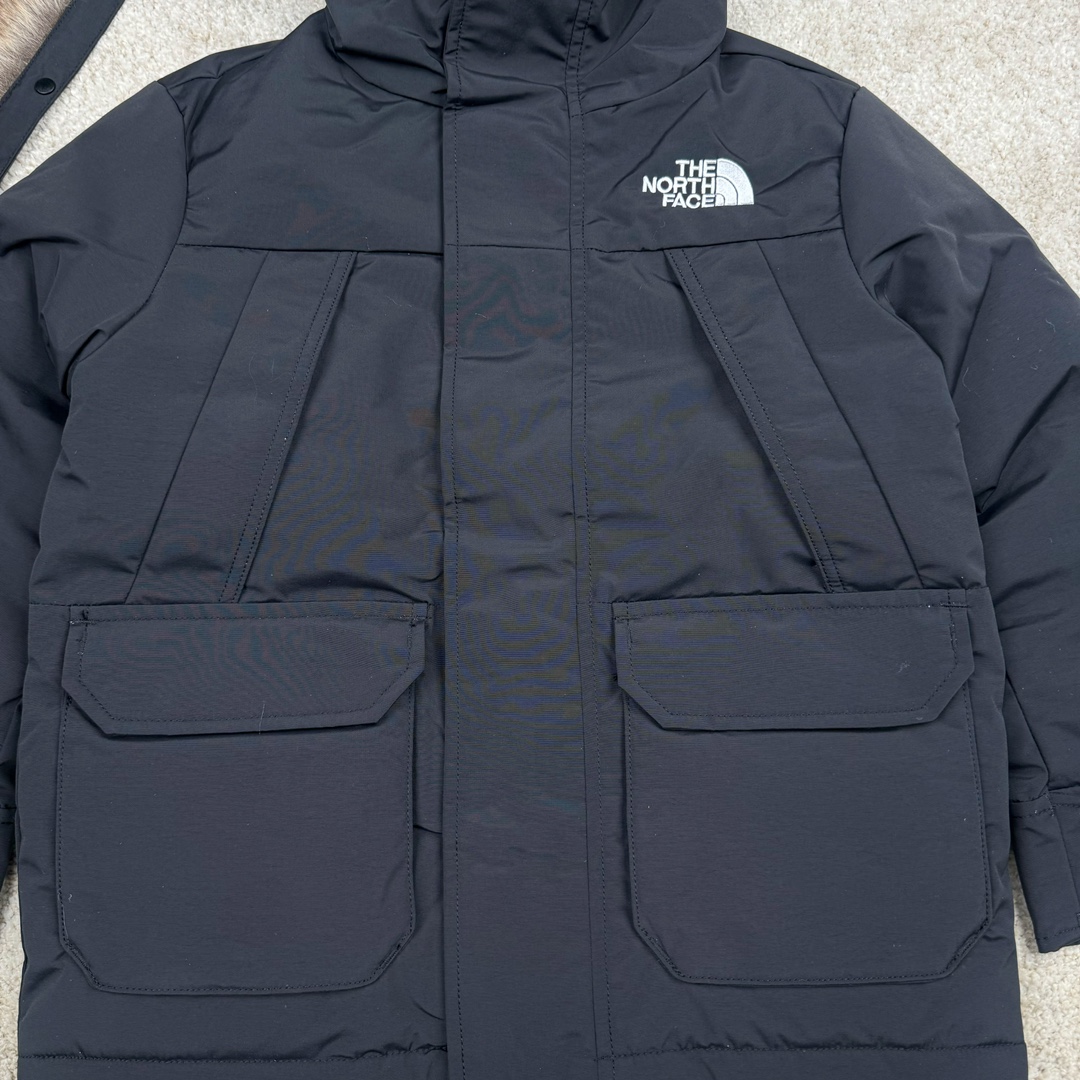 图片[6]-＃暖冬福利 THE NORTH FACE 北面Logo刺绣连帽毛领拉链羽绒服童装 儿童款 The North Face于1966年成立，一直致力于为户外运动员的每一次严酷探索提供专业装备。作全球户外运动领导品牌，The NorthFace以经过专业运动员测试、适应各类户外需求的产品助力探索者不断超越自我，激发人类潜能。 The North Face象征着众多山脉中更冷、更值得挑战的北坡。品牌标志则来自Half Dome，一座位于美国加州Yosemite NationalPark（优胜美地国家公园）里的山峰，中文名字取为「北面」，象征着不畏惧的户外探索精神。1997年，The North Face采用全新的宣传标语「Never Stop Exploring探索永不停止」，体现品牌的探索精神，成为品牌的座右铭。 尺码：110-160 颜色：棕色 黑色 灰绿-选品中心