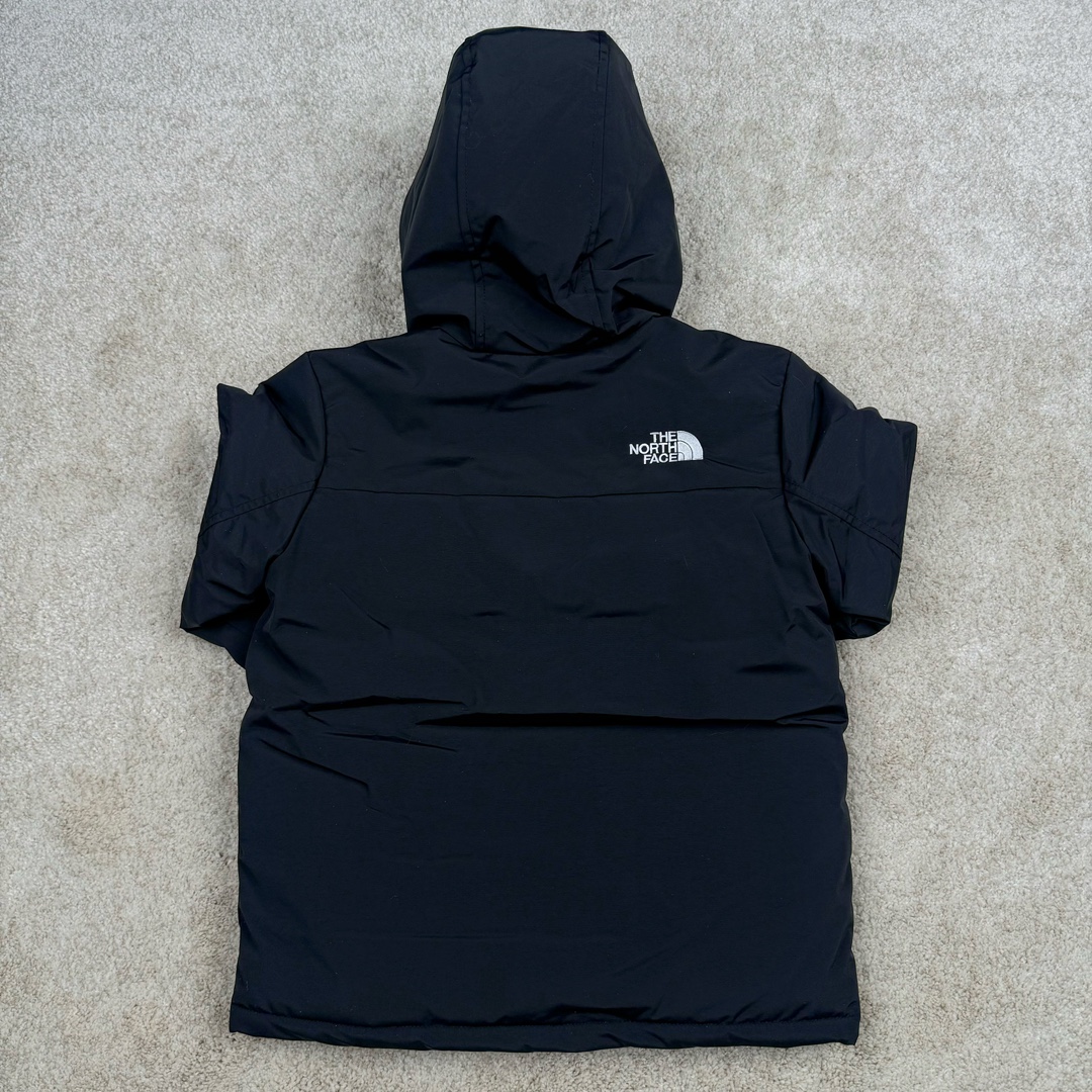 图片[2]-＃暖冬福利 THE NORTH FACE 北面Logo刺绣连帽毛领拉链羽绒服童装 儿童款 The North Face于1966年成立，一直致力于为户外运动员的每一次严酷探索提供专业装备。作全球户外运动领导品牌，The NorthFace以经过专业运动员测试、适应各类户外需求的产品助力探索者不断超越自我，激发人类潜能。 The North Face象征着众多山脉中更冷、更值得挑战的北坡。品牌标志则来自Half Dome，一座位于美国加州Yosemite NationalPark（优胜美地国家公园）里的山峰，中文名字取为「北面」，象征着不畏惧的户外探索精神。1997年，The North Face采用全新的宣传标语「Never Stop Exploring探索永不停止」，体现品牌的探索精神，成为品牌的座右铭。 尺码：110-160 颜色：棕色 黑色 灰绿-选品中心