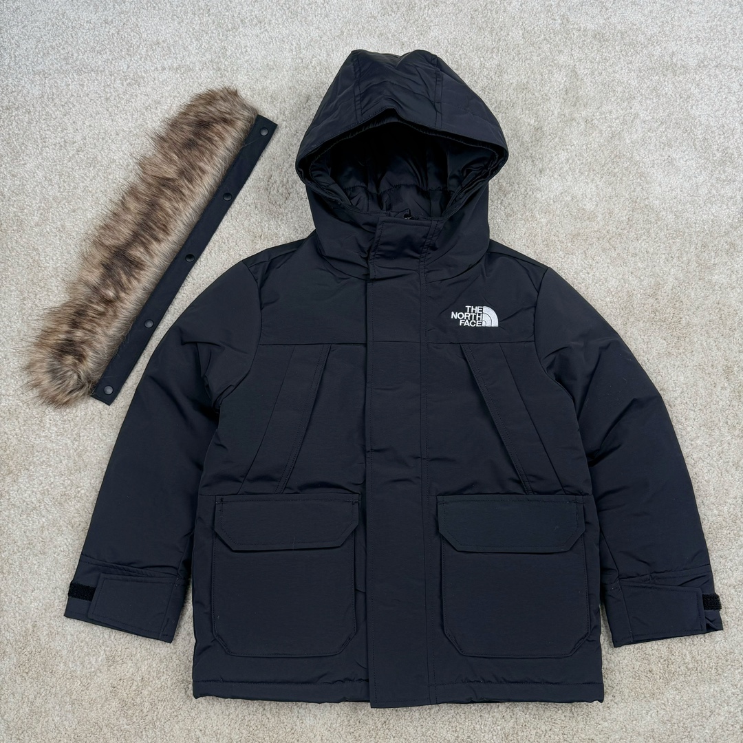 ＃暖冬福利 THE NORTH FACE 北面Logo刺绣连帽毛领拉链羽绒服童装 儿童款 The North Face于1966年成立，一直致力于为户外运动员的每一次严酷探索提供专业装备。作全球户外运动领导品牌，The NorthFace以经过专业运动员测试、适应各类户外需求的产品助力探索者不断超越自我，激发人类潜能。 The North Face象征着众多山脉中更冷、更值得挑战的北坡。品牌标志则来自Half Dome，一座位于美国加州Yosemite NationalPark（优胜美地国家公园）里的山峰，中文名字取为「北面」，象征着不畏惧的户外探索精神。1997年，The North Face采用全新的宣传标语「Never Stop Exploring探索永不停止」，体现品牌的探索精神，成为品牌的座右铭。 尺码：110-160 颜色：棕色 黑色 灰绿-选品中心