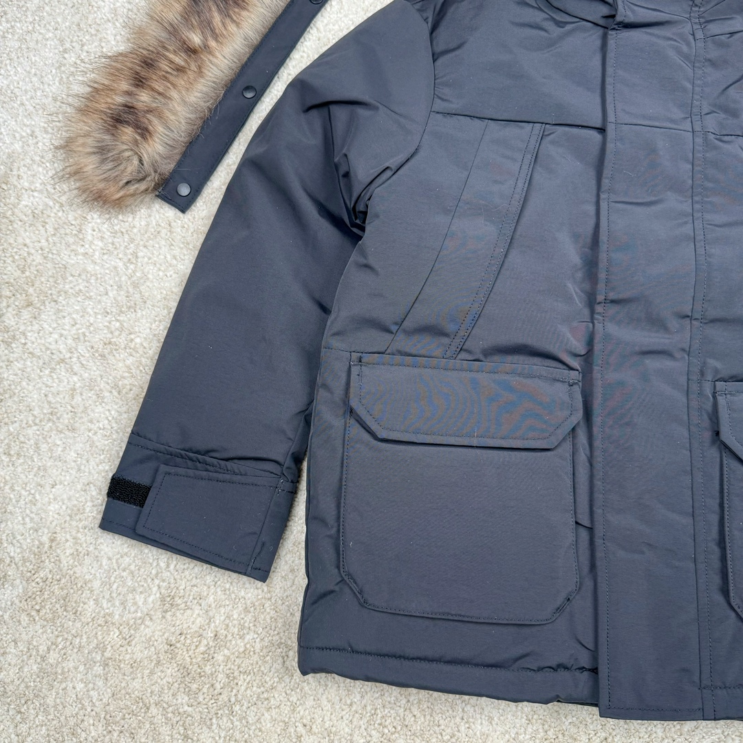 图片[4]-＃暖冬福利 THE NORTH FACE 北面Logo刺绣连帽毛领拉链羽绒服童装 儿童款 The North Face于1966年成立，一直致力于为户外运动员的每一次严酷探索提供专业装备。作全球户外运动领导品牌，The NorthFace以经过专业运动员测试、适应各类户外需求的产品助力探索者不断超越自我，激发人类潜能。 The North Face象征着众多山脉中更冷、更值得挑战的北坡。品牌标志则来自Half Dome，一座位于美国加州Yosemite NationalPark（优胜美地国家公园）里的山峰，中文名字取为「北面」，象征着不畏惧的户外探索精神。1997年，The North Face采用全新的宣传标语「Never Stop Exploring探索永不停止」，体现品牌的探索精神，成为品牌的座右铭。 尺码：110-160 颜色：棕色 黑色 灰绿-选品中心