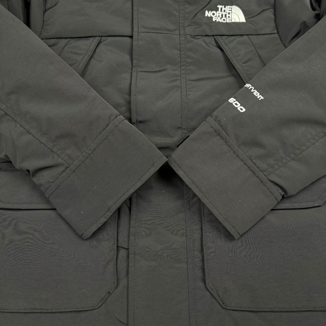 图片[8]-＃暖冬福利 THE NORTH FACE 北面Logo刺绣连帽毛领拉链羽绒服童装 儿童款 The North Face于1966年成立，一直致力于为户外运动员的每一次严酷探索提供专业装备。作全球户外运动领导品牌，The NorthFace以经过专业运动员测试、适应各类户外需求的产品助力探索者不断超越自我，激发人类潜能。 The North Face象征着众多山脉中更冷、更值得挑战的北坡。品牌标志则来自Half Dome，一座位于美国加州Yosemite NationalPark（优胜美地国家公园）里的山峰，中文名字取为「北面」，象征着不畏惧的户外探索精神。1997年，The North Face采用全新的宣传标语「Never Stop Exploring探索永不停止」，体现品牌的探索精神，成为品牌的座右铭。 尺码：110-160 颜色：棕色 黑色 灰绿-选品中心