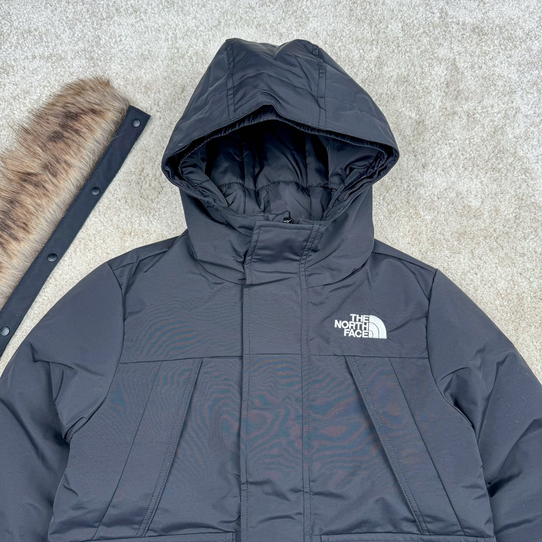 图片[3]-＃暖冬福利 THE NORTH FACE 北面Logo刺绣连帽毛领拉链羽绒服童装 儿童款 The North Face于1966年成立，一直致力于为户外运动员的每一次严酷探索提供专业装备。作全球户外运动领导品牌，The NorthFace以经过专业运动员测试、适应各类户外需求的产品助力探索者不断超越自我，激发人类潜能。 The North Face象征着众多山脉中更冷、更值得挑战的北坡。品牌标志则来自Half Dome，一座位于美国加州Yosemite NationalPark（优胜美地国家公园）里的山峰，中文名字取为「北面」，象征着不畏惧的户外探索精神。1997年，The North Face采用全新的宣传标语「Never Stop Exploring探索永不停止」，体现品牌的探索精神，成为品牌的座右铭。 尺码：110-160 颜色：棕色 黑色 灰绿-选品中心