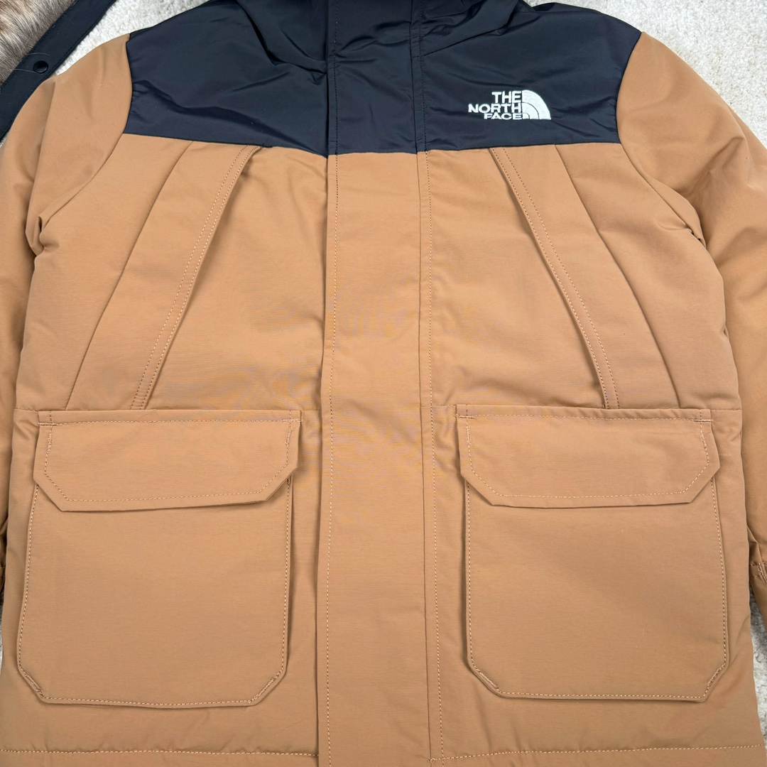图片[6]-＃暖冬福利 THE NORTH FACE 北面Logo刺绣连帽毛领拉链羽绒服童装 儿童款 The North Face于1966年成立，一直致力于为户外运动员的每一次严酷探索提供专业装备。作全球户外运动领导品牌，The NorthFace以经过专业运动员测试、适应各类户外需求的产品助力探索者不断超越自我，激发人类潜能。 The North Face象征着众多山脉中更冷、更值得挑战的北坡。品牌标志则来自Half Dome，一座位于美国加州Yosemite NationalPark（优胜美地国家公园）里的山峰，中文名字取为「北面」，象征着不畏惧的户外探索精神。1997年，The North Face采用全新的宣传标语「Never Stop Exploring探索永不停止」，体现品牌的探索精神，成为品牌的座右铭。 尺码：110-160 颜色：棕色 黑色 灰绿-选品中心
