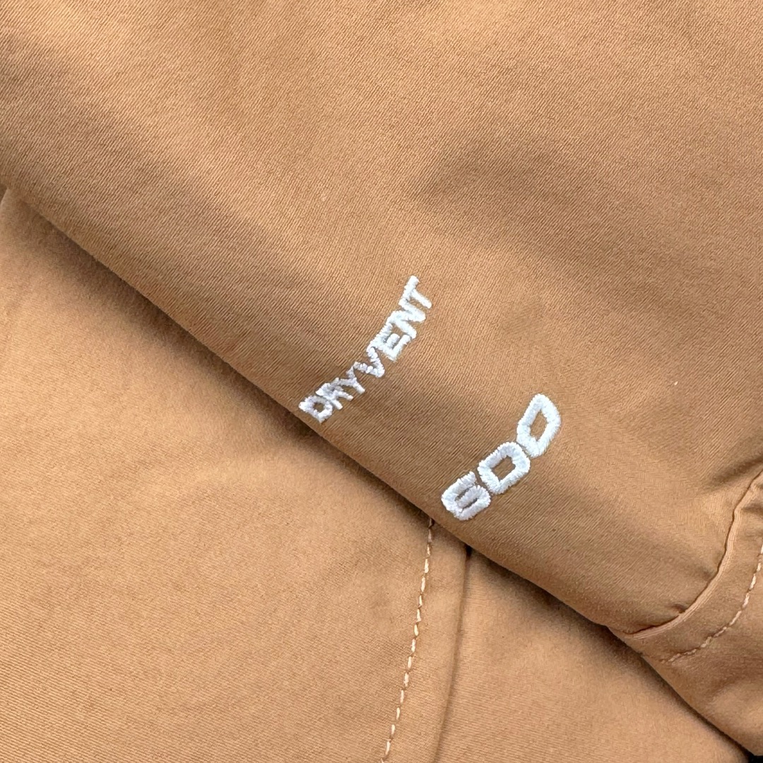 图片[10]-＃暖冬福利 THE NORTH FACE 北面Logo刺绣连帽毛领拉链羽绒服童装 儿童款 The North Face于1966年成立，一直致力于为户外运动员的每一次严酷探索提供专业装备。作全球户外运动领导品牌，The NorthFace以经过专业运动员测试、适应各类户外需求的产品助力探索者不断超越自我，激发人类潜能。 The North Face象征着众多山脉中更冷、更值得挑战的北坡。品牌标志则来自Half Dome，一座位于美国加州Yosemite NationalPark（优胜美地国家公园）里的山峰，中文名字取为「北面」，象征着不畏惧的户外探索精神。1997年，The North Face采用全新的宣传标语「Never Stop Exploring探索永不停止」，体现品牌的探索精神，成为品牌的座右铭。 尺码：110-160 颜色：棕色 黑色 灰绿-选品中心