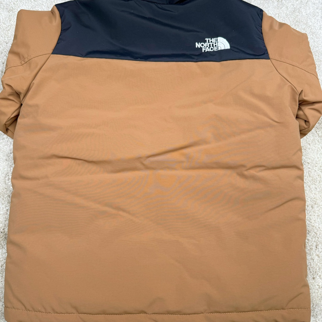 图片[9]-＃暖冬福利 THE NORTH FACE 北面Logo刺绣连帽毛领拉链羽绒服童装 儿童款 The North Face于1966年成立，一直致力于为户外运动员的每一次严酷探索提供专业装备。作全球户外运动领导品牌，The NorthFace以经过专业运动员测试、适应各类户外需求的产品助力探索者不断超越自我，激发人类潜能。 The North Face象征着众多山脉中更冷、更值得挑战的北坡。品牌标志则来自Half Dome，一座位于美国加州Yosemite NationalPark（优胜美地国家公园）里的山峰，中文名字取为「北面」，象征着不畏惧的户外探索精神。1997年，The North Face采用全新的宣传标语「Never Stop Exploring探索永不停止」，体现品牌的探索精神，成为品牌的座右铭。 尺码：110-160 颜色：棕色 黑色 灰绿-选品中心