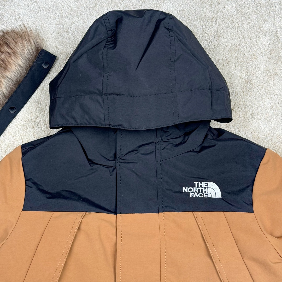 图片[3]-＃暖冬福利 THE NORTH FACE 北面Logo刺绣连帽毛领拉链羽绒服童装 儿童款 The North Face于1966年成立，一直致力于为户外运动员的每一次严酷探索提供专业装备。作全球户外运动领导品牌，The NorthFace以经过专业运动员测试、适应各类户外需求的产品助力探索者不断超越自我，激发人类潜能。 The North Face象征着众多山脉中更冷、更值得挑战的北坡。品牌标志则来自Half Dome，一座位于美国加州Yosemite NationalPark（优胜美地国家公园）里的山峰，中文名字取为「北面」，象征着不畏惧的户外探索精神。1997年，The North Face采用全新的宣传标语「Never Stop Exploring探索永不停止」，体现品牌的探索精神，成为品牌的座右铭。 尺码：110-160 颜色：棕色 黑色 灰绿-选品中心