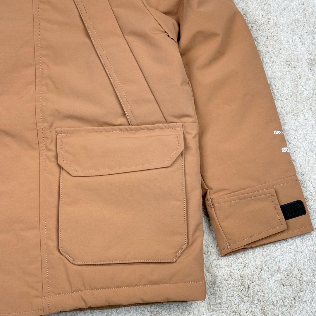 图片[5]-＃暖冬福利 THE NORTH FACE 北面Logo刺绣连帽毛领拉链羽绒服童装 儿童款 The North Face于1966年成立，一直致力于为户外运动员的每一次严酷探索提供专业装备。作全球户外运动领导品牌，The NorthFace以经过专业运动员测试、适应各类户外需求的产品助力探索者不断超越自我，激发人类潜能。 The North Face象征着众多山脉中更冷、更值得挑战的北坡。品牌标志则来自Half Dome，一座位于美国加州Yosemite NationalPark（优胜美地国家公园）里的山峰，中文名字取为「北面」，象征着不畏惧的户外探索精神。1997年，The North Face采用全新的宣传标语「Never Stop Exploring探索永不停止」，体现品牌的探索精神，成为品牌的座右铭。 尺码：110-160 颜色：棕色 黑色 灰绿-选品中心