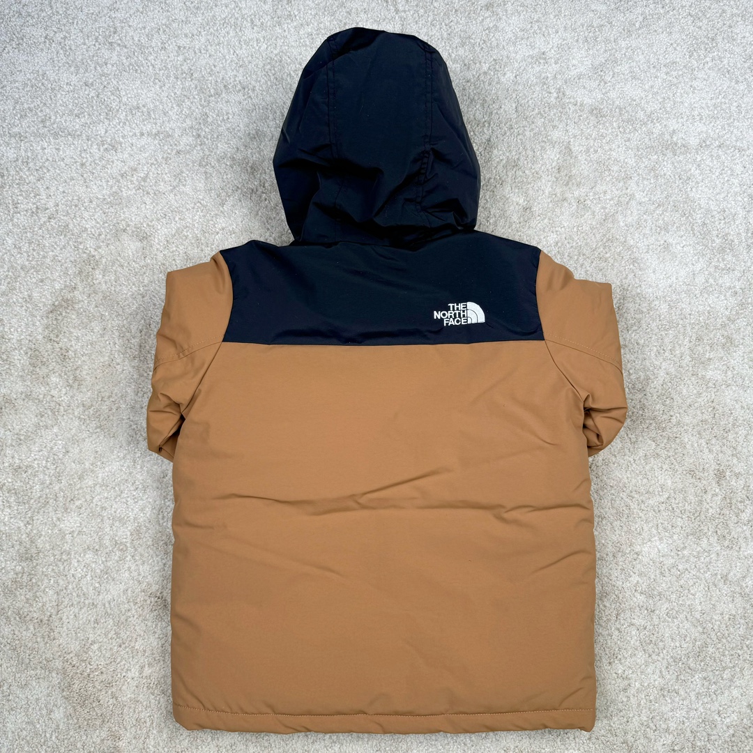 图片[2]-＃暖冬福利 THE NORTH FACE 北面Logo刺绣连帽毛领拉链羽绒服童装 儿童款 The North Face于1966年成立，一直致力于为户外运动员的每一次严酷探索提供专业装备。作全球户外运动领导品牌，The NorthFace以经过专业运动员测试、适应各类户外需求的产品助力探索者不断超越自我，激发人类潜能。 The North Face象征着众多山脉中更冷、更值得挑战的北坡。品牌标志则来自Half Dome，一座位于美国加州Yosemite NationalPark（优胜美地国家公园）里的山峰，中文名字取为「北面」，象征着不畏惧的户外探索精神。1997年，The North Face采用全新的宣传标语「Never Stop Exploring探索永不停止」，体现品牌的探索精神，成为品牌的座右铭。 尺码：110-160 颜色：棕色 黑色 灰绿-选品中心