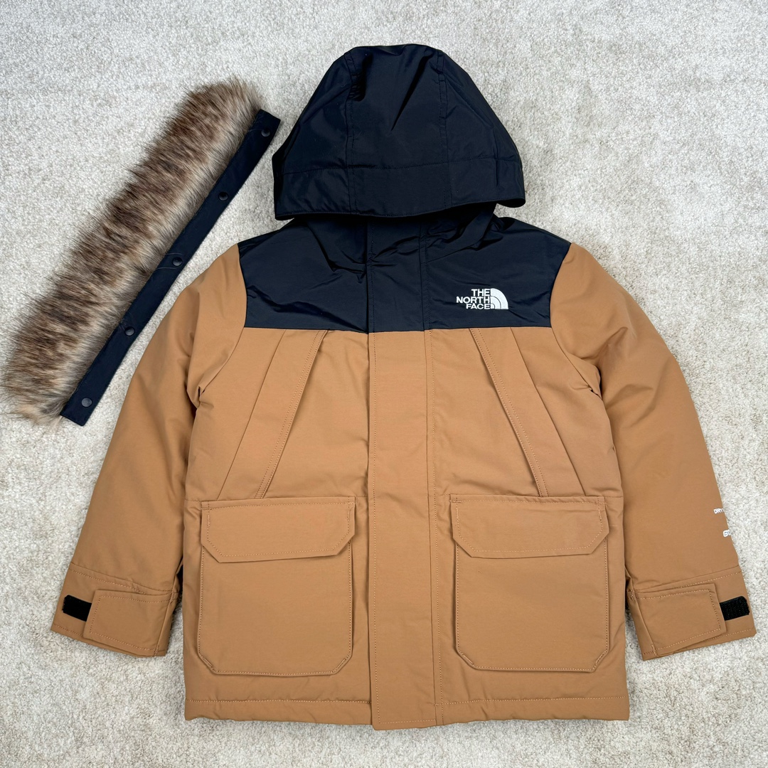 ＃暖冬福利 THE NORTH FACE 北面Logo刺绣连帽毛领拉链羽绒服童装 儿童款 The North Face于1966年成立，一直致力于为户外运动员的每一次严酷探索提供专业装备。作全球户外运动领导品牌，The NorthFace以经过专业运动员测试、适应各类户外需求的产品助力探索者不断超越自我，激发人类潜能。 The North Face象征着众多山脉中更冷、更值得挑战的北坡。品牌标志则来自Half Dome，一座位于美国加州Yosemite NationalPark（优胜美地国家公园）里的山峰，中文名字取为「北面」，象征着不畏惧的户外探索精神。1997年，The North Face采用全新的宣传标语「Never Stop Exploring探索永不停止」，体现品牌的探索精神，成为品牌的座右铭。 尺码：110-160 颜色：棕色 黑色 灰绿-选品中心