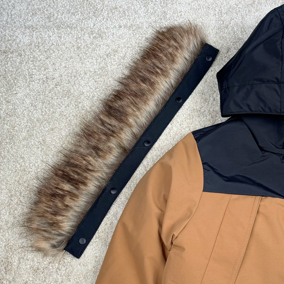 图片[11]-＃暖冬福利 THE NORTH FACE 北面Logo刺绣连帽毛领拉链羽绒服童装 儿童款 The North Face于1966年成立，一直致力于为户外运动员的每一次严酷探索提供专业装备。作全球户外运动领导品牌，The NorthFace以经过专业运动员测试、适应各类户外需求的产品助力探索者不断超越自我，激发人类潜能。 The North Face象征着众多山脉中更冷、更值得挑战的北坡。品牌标志则来自Half Dome，一座位于美国加州Yosemite NationalPark（优胜美地国家公园）里的山峰，中文名字取为「北面」，象征着不畏惧的户外探索精神。1997年，The North Face采用全新的宣传标语「Never Stop Exploring探索永不停止」，体现品牌的探索精神，成为品牌的座右铭。 尺码：110-160 颜色：棕色 黑色 灰绿-选品中心