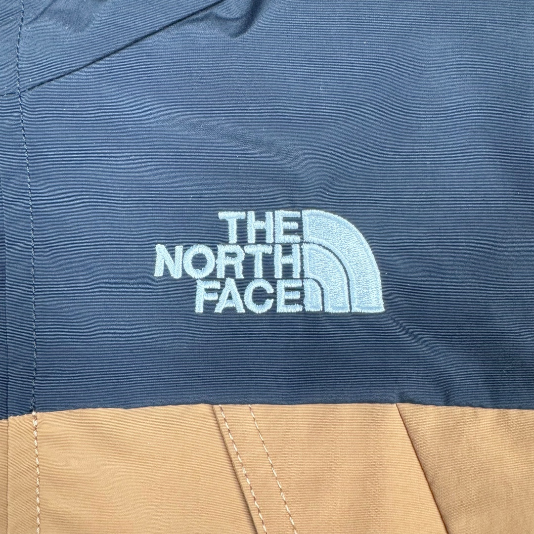 图片[7]-＃暖冬福利 THE NORTH FACE 北面Logo刺绣连帽毛领拉链羽绒服童装 儿童款 The North Face于1966年成立，一直致力于为户外运动员的每一次严酷探索提供专业装备。作全球户外运动领导品牌，The NorthFace以经过专业运动员测试、适应各类户外需求的产品助力探索者不断超越自我，激发人类潜能。 The North Face象征着众多山脉中更冷、更值得挑战的北坡。品牌标志则来自Half Dome，一座位于美国加州Yosemite NationalPark（优胜美地国家公园）里的山峰，中文名字取为「北面」，象征着不畏惧的户外探索精神。1997年，The North Face采用全新的宣传标语「Never Stop Exploring探索永不停止」，体现品牌的探索精神，成为品牌的座右铭。 尺码：110-160 颜色：棕色 黑色 灰绿-选品中心