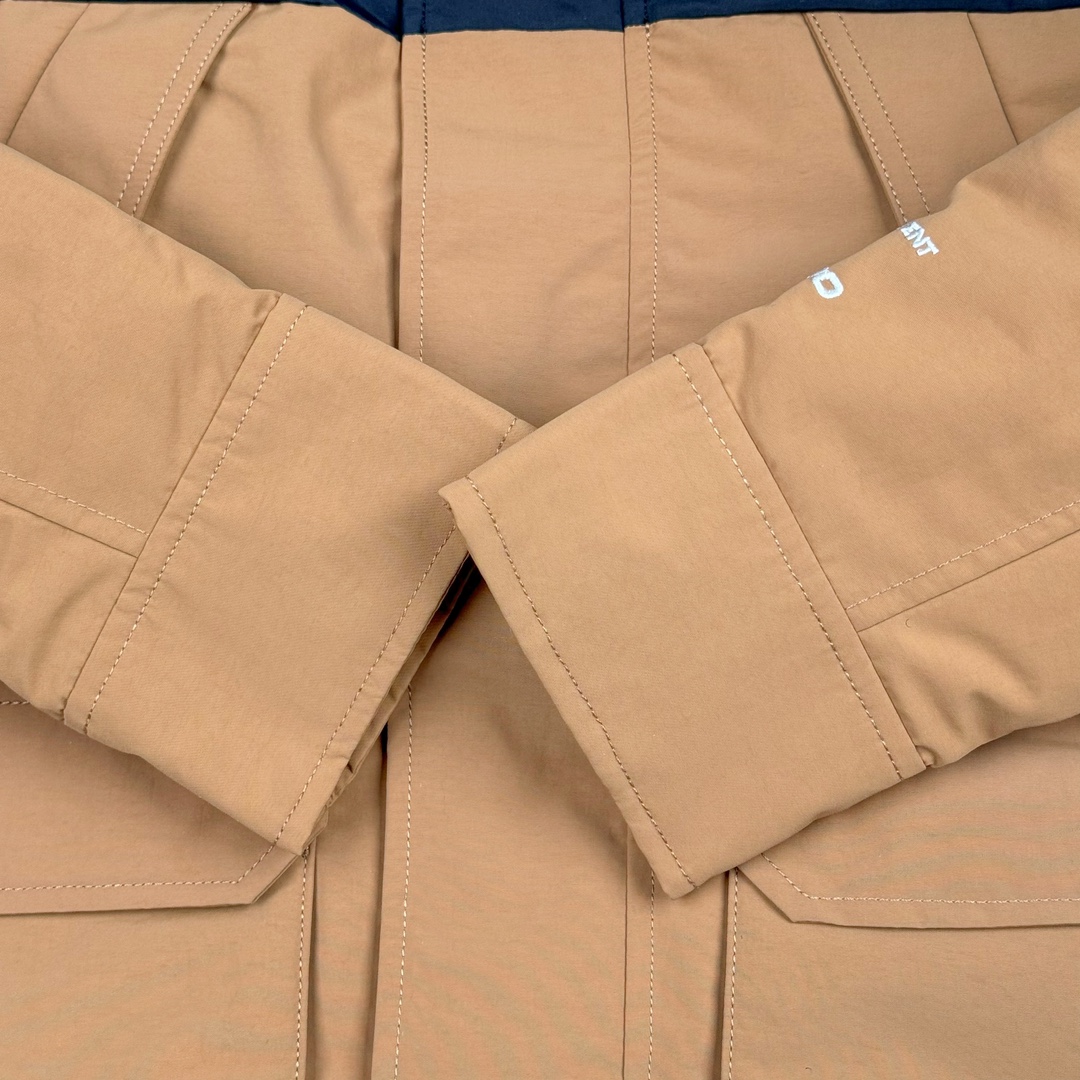 图片[8]-＃暖冬福利 THE NORTH FACE 北面Logo刺绣连帽毛领拉链羽绒服童装 儿童款 The North Face于1966年成立，一直致力于为户外运动员的每一次严酷探索提供专业装备。作全球户外运动领导品牌，The NorthFace以经过专业运动员测试、适应各类户外需求的产品助力探索者不断超越自我，激发人类潜能。 The North Face象征着众多山脉中更冷、更值得挑战的北坡。品牌标志则来自Half Dome，一座位于美国加州Yosemite NationalPark（优胜美地国家公园）里的山峰，中文名字取为「北面」，象征着不畏惧的户外探索精神。1997年，The North Face采用全新的宣传标语「Never Stop Exploring探索永不停止」，体现品牌的探索精神，成为品牌的座右铭。 尺码：110-160 颜色：棕色 黑色 灰绿-选品中心