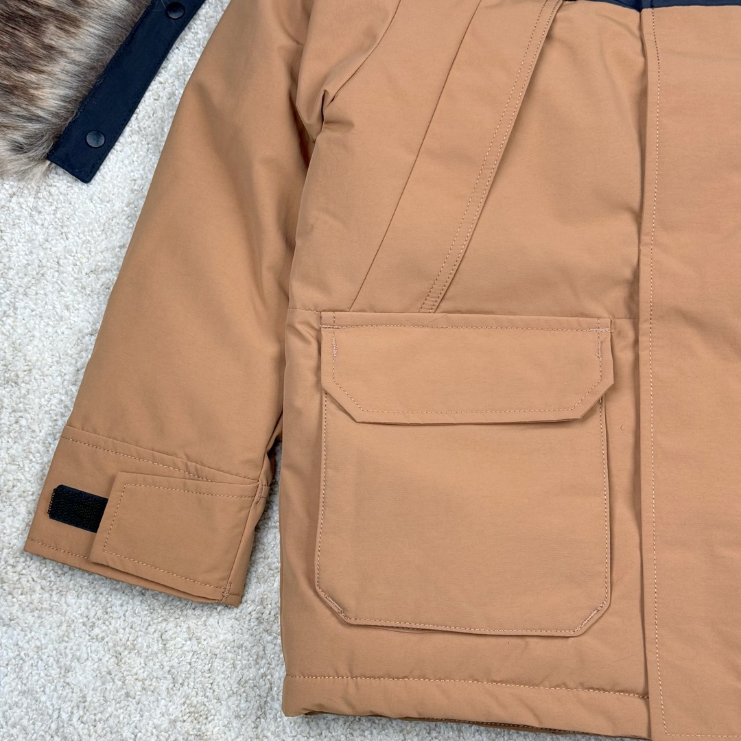 图片[4]-＃暖冬福利 THE NORTH FACE 北面Logo刺绣连帽毛领拉链羽绒服童装 儿童款 The North Face于1966年成立，一直致力于为户外运动员的每一次严酷探索提供专业装备。作全球户外运动领导品牌，The NorthFace以经过专业运动员测试、适应各类户外需求的产品助力探索者不断超越自我，激发人类潜能。 The North Face象征着众多山脉中更冷、更值得挑战的北坡。品牌标志则来自Half Dome，一座位于美国加州Yosemite NationalPark（优胜美地国家公园）里的山峰，中文名字取为「北面」，象征着不畏惧的户外探索精神。1997年，The North Face采用全新的宣传标语「Never Stop Exploring探索永不停止」，体现品牌的探索精神，成为品牌的座右铭。 尺码：110-160 颜色：棕色 黑色 灰绿-选品中心