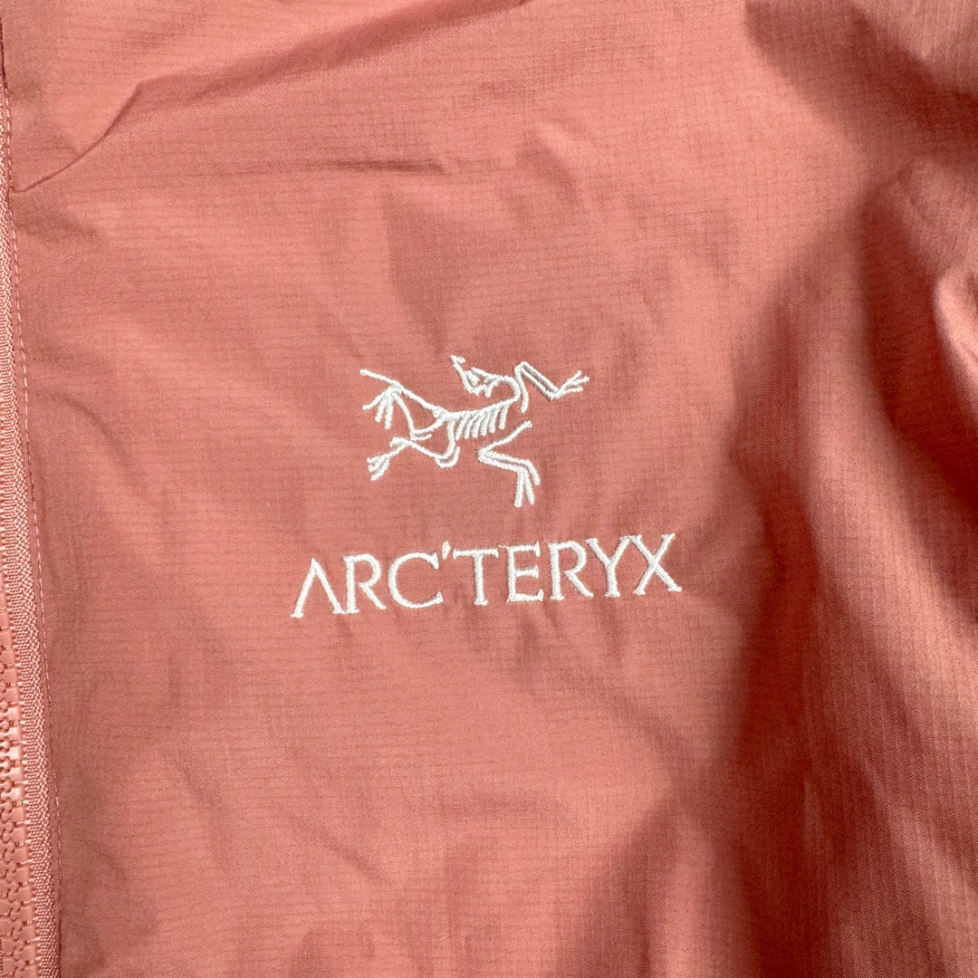 图片[9]-＃SZ Arcteryx Atom AR Hoody 始祖鸟阿童木系列 Lt 户外防水保暖多用途可叠穿做保暖中间层连帽棉服 Atom AR Hoody 作为鸟家棉服系列的代表做产品 这款阿童木棉服可谓是乌的经典作品 今年冬天鸟推出了全新的 AtomARHoody 保暖服 取代了原来的 AtomSVHoody 成为 Atom 系列棉服中最厚的一款 通过逐年的升级为新版的 AtomARHoody 的新型的保暖棉服 比抓绒衣更保暖和轻便 适合极寒冷天气里做内胆 或者深秋初冬气候下单独外穿 面料仍为带防泼水涂层的 Gossamera 防撕裂尼龙面料 内层添加的保温材料则采用了3种密度（120860）的 PLANTLOFT 棉来保证躯体不同部位保暖 透气的不同需要都得到满足 货号： AtomARHoodyMens 定位：该款用途广泛的 Coreloft 保暖衣 既可在寒冷干燥天气作为外套使用 也可作为中间层使用 特征 轻便、耐久的防风面料 可耐磨 采用 DWR 防泼水处理 可防潮 尺码：M-3XL-选品中心