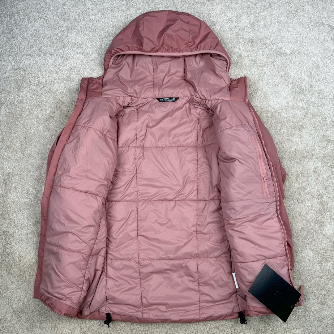 图片[3]-＃SZ Arcteryx Atom AR Hoody 始祖鸟阿童木系列 Lt 户外防水保暖多用途可叠穿做保暖中间层连帽棉服 Atom AR Hoody 作为鸟家棉服系列的代表做产品 这款阿童木棉服可谓是乌的经典作品 今年冬天鸟推出了全新的 AtomARHoody 保暖服 取代了原来的 AtomSVHoody 成为 Atom 系列棉服中最厚的一款 通过逐年的升级为新版的 AtomARHoody 的新型的保暖棉服 比抓绒衣更保暖和轻便 适合极寒冷天气里做内胆 或者深秋初冬气候下单独外穿 面料仍为带防泼水涂层的 Gossamera 防撕裂尼龙面料 内层添加的保温材料则采用了3种密度（120860）的 PLANTLOFT 棉来保证躯体不同部位保暖 透气的不同需要都得到满足 货号： AtomARHoodyMens 定位：该款用途广泛的 Coreloft 保暖衣 既可在寒冷干燥天气作为外套使用 也可作为中间层使用 特征 轻便、耐久的防风面料 可耐磨 采用 DWR 防泼水处理 可防潮 尺码：M-3XL-选品中心