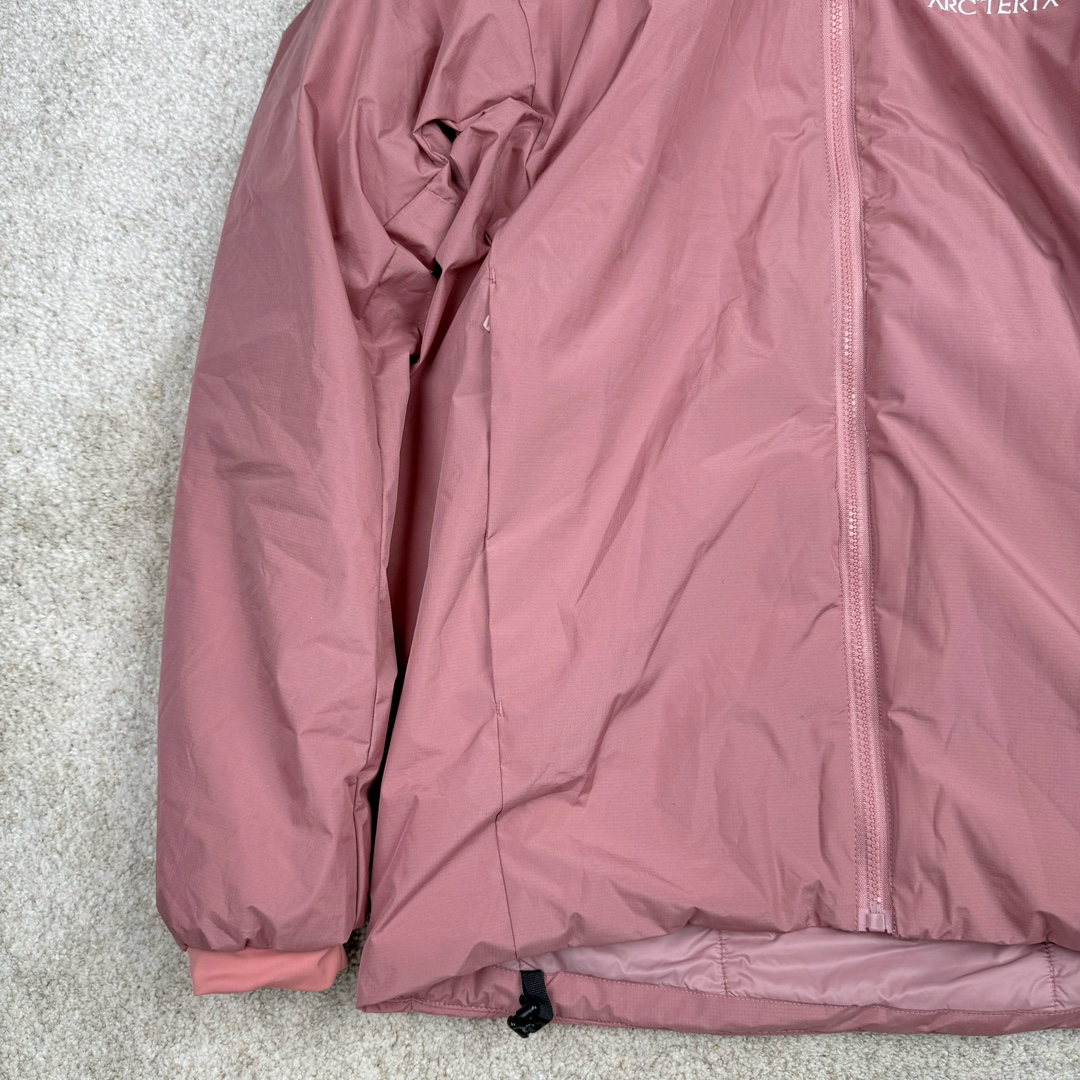 图片[5]-＃SZ Arcteryx Atom AR Hoody 始祖鸟阿童木系列 Lt 户外防水保暖多用途可叠穿做保暖中间层连帽棉服 Atom AR Hoody 作为鸟家棉服系列的代表做产品 这款阿童木棉服可谓是乌的经典作品 今年冬天鸟推出了全新的 AtomARHoody 保暖服 取代了原来的 AtomSVHoody 成为 Atom 系列棉服中最厚的一款 通过逐年的升级为新版的 AtomARHoody 的新型的保暖棉服 比抓绒衣更保暖和轻便 适合极寒冷天气里做内胆 或者深秋初冬气候下单独外穿 面料仍为带防泼水涂层的 Gossamera 防撕裂尼龙面料 内层添加的保温材料则采用了3种密度（120860）的 PLANTLOFT 棉来保证躯体不同部位保暖 透气的不同需要都得到满足 货号： AtomARHoodyMens 定位：该款用途广泛的 Coreloft 保暖衣 既可在寒冷干燥天气作为外套使用 也可作为中间层使用 特征 轻便、耐久的防风面料 可耐磨 采用 DWR 防泼水处理 可防潮 尺码：M-3XL-选品中心