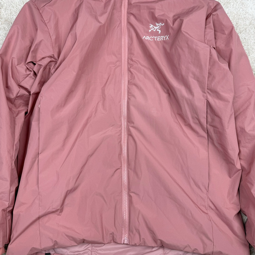 图片[7]-＃SZ Arcteryx Atom AR Hoody 始祖鸟阿童木系列 Lt 户外防水保暖多用途可叠穿做保暖中间层连帽棉服 Atom AR Hoody 作为鸟家棉服系列的代表做产品 这款阿童木棉服可谓是乌的经典作品 今年冬天鸟推出了全新的 AtomARHoody 保暖服 取代了原来的 AtomSVHoody 成为 Atom 系列棉服中最厚的一款 通过逐年的升级为新版的 AtomARHoody 的新型的保暖棉服 比抓绒衣更保暖和轻便 适合极寒冷天气里做内胆 或者深秋初冬气候下单独外穿 面料仍为带防泼水涂层的 Gossamera 防撕裂尼龙面料 内层添加的保温材料则采用了3种密度（120860）的 PLANTLOFT 棉来保证躯体不同部位保暖 透气的不同需要都得到满足 货号： AtomARHoodyMens 定位：该款用途广泛的 Coreloft 保暖衣 既可在寒冷干燥天气作为外套使用 也可作为中间层使用 特征 轻便、耐久的防风面料 可耐磨 采用 DWR 防泼水处理 可防潮 尺码：M-3XL-选品中心