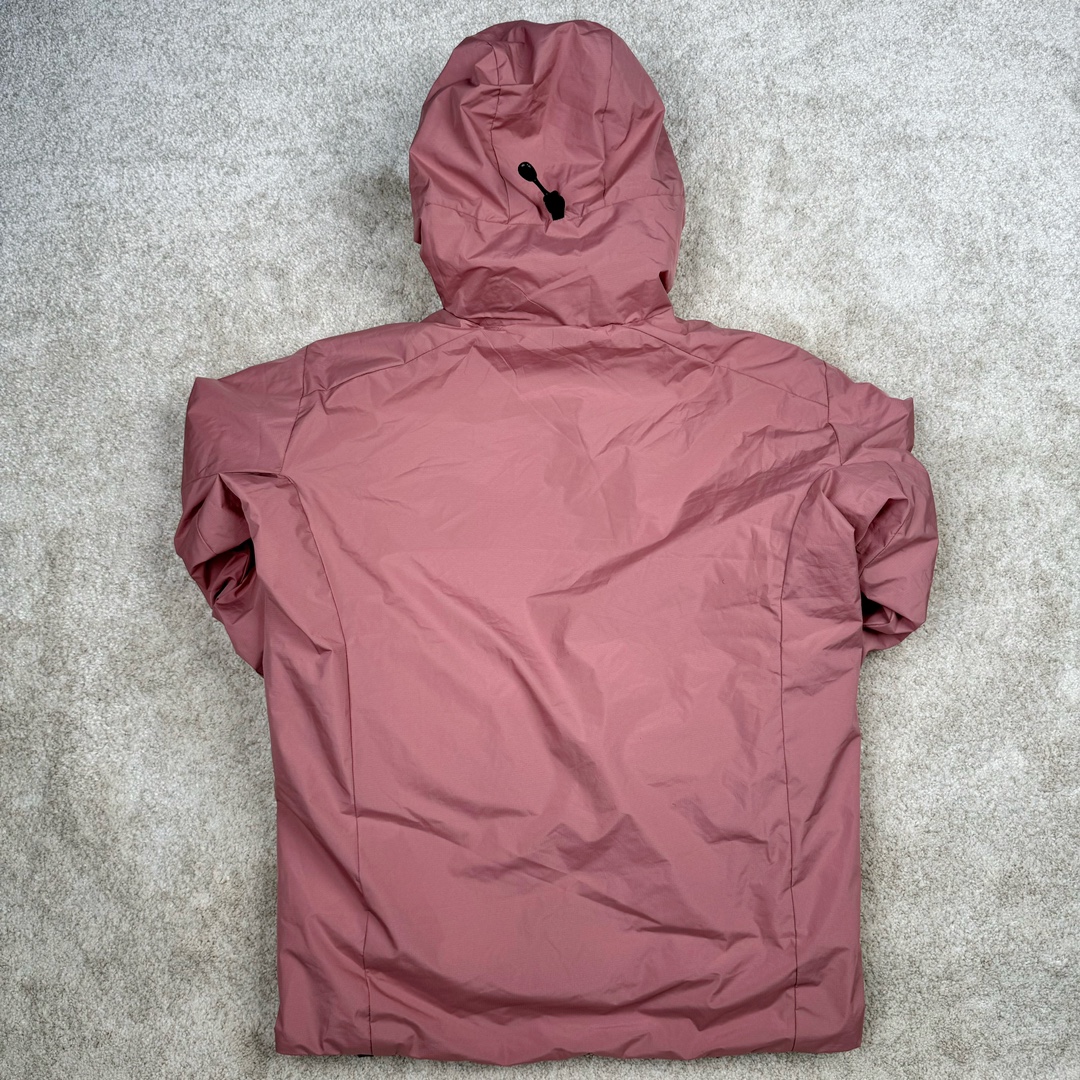 图片[2]-＃SZ Arcteryx Atom AR Hoody 始祖鸟阿童木系列 Lt 户外防水保暖多用途可叠穿做保暖中间层连帽棉服 Atom AR Hoody 作为鸟家棉服系列的代表做产品 这款阿童木棉服可谓是乌的经典作品 今年冬天鸟推出了全新的 AtomARHoody 保暖服 取代了原来的 AtomSVHoody 成为 Atom 系列棉服中最厚的一款 通过逐年的升级为新版的 AtomARHoody 的新型的保暖棉服 比抓绒衣更保暖和轻便 适合极寒冷天气里做内胆 或者深秋初冬气候下单独外穿 面料仍为带防泼水涂层的 Gossamera 防撕裂尼龙面料 内层添加的保温材料则采用了3种密度（120860）的 PLANTLOFT 棉来保证躯体不同部位保暖 透气的不同需要都得到满足 货号： AtomARHoodyMens 定位：该款用途广泛的 Coreloft 保暖衣 既可在寒冷干燥天气作为外套使用 也可作为中间层使用 特征 轻便、耐久的防风面料 可耐磨 采用 DWR 防泼水处理 可防潮 尺码：M-3XL-选品中心
